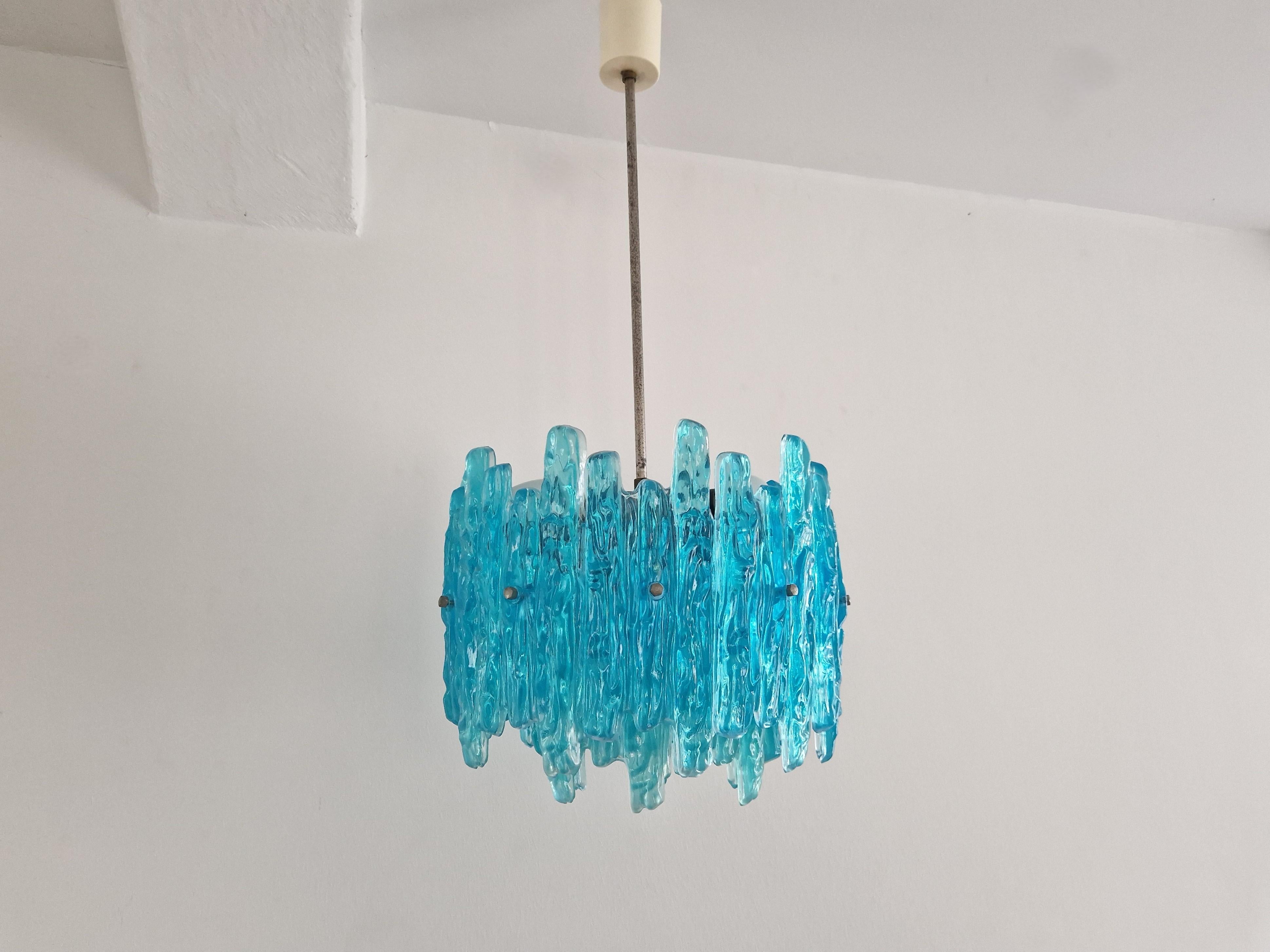 Mid-Century moderno Lampada a sospensione vintage in lucite turchese, anni '70 in vendita