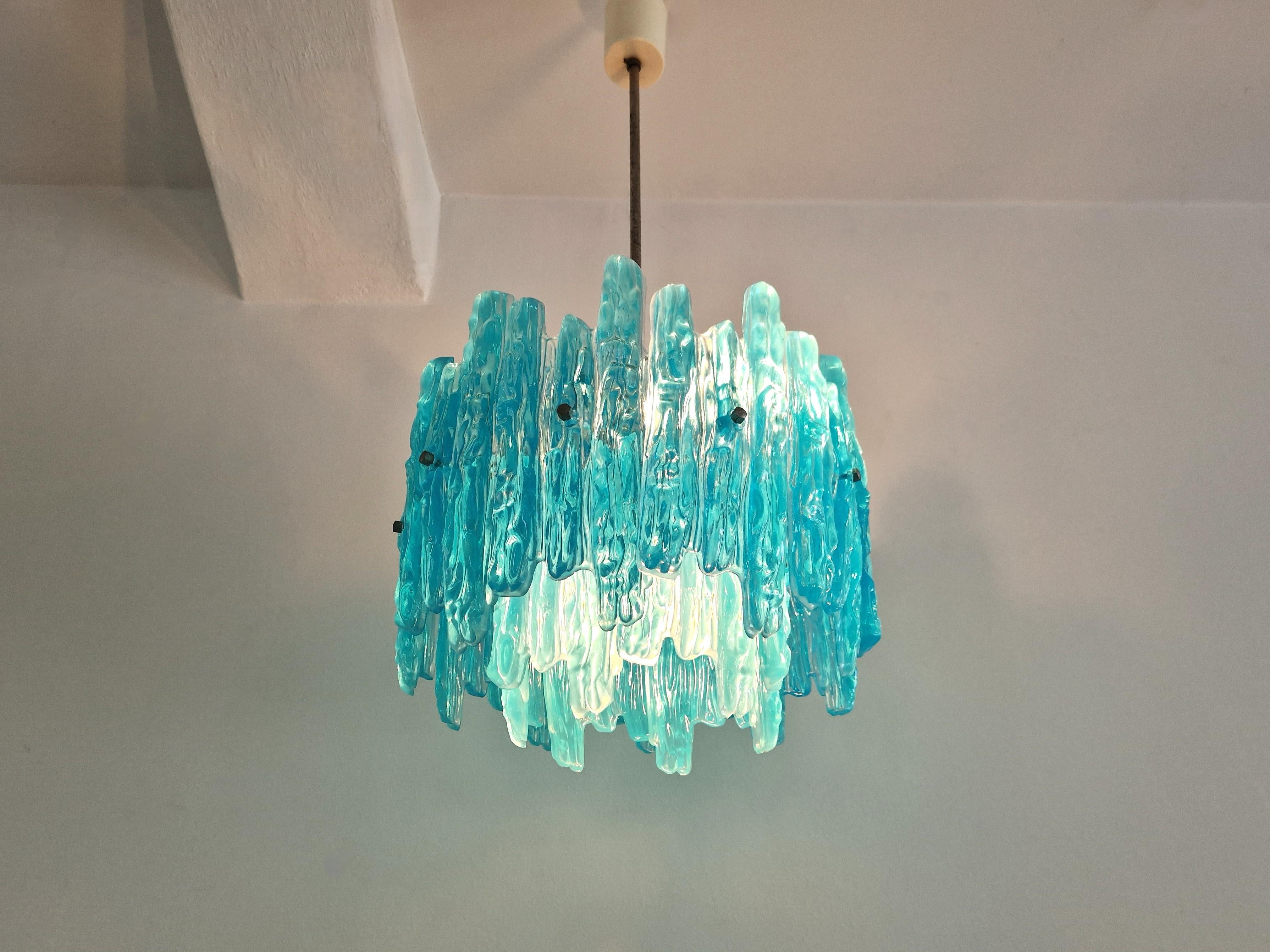 Lampada a sospensione vintage in lucite turchese, anni '70 in vendita 1