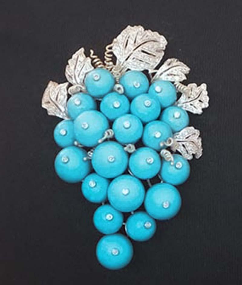 Spilla a grappolo in magnesite, diamanti, oro rosa e argento. in vendita 1