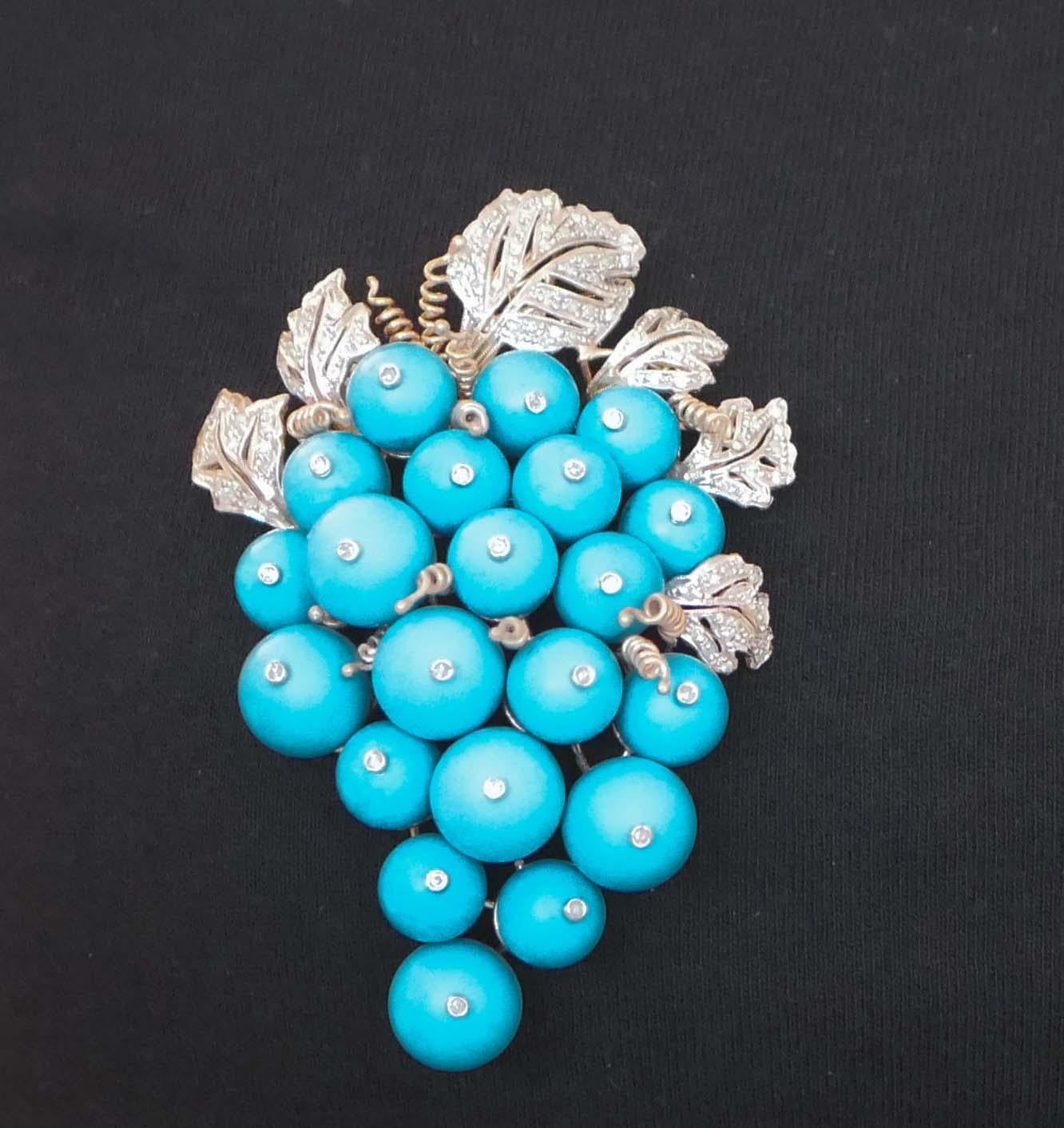 Spilla a grappolo in magnesite, diamanti, oro rosa e argento. in vendita 2