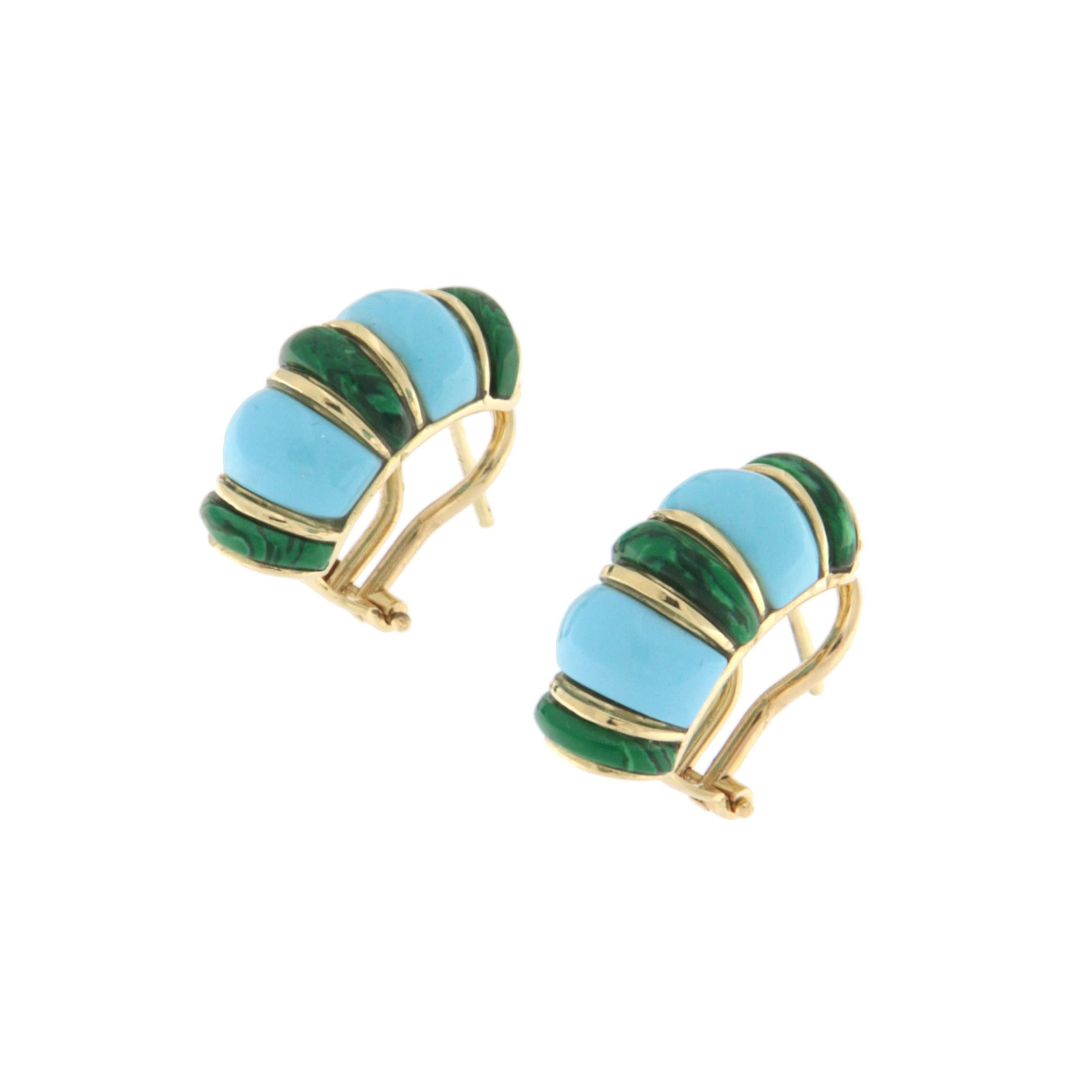 Questi eleganti orecchini sono realizzati in oro giallo 18 carati, una lega preziosa che conferisce al pezzo una luce calda e radiosa, garantendo al tempo stesso una lunga durata. La meticolosa lavorazione artigianale mette in risalto le curve