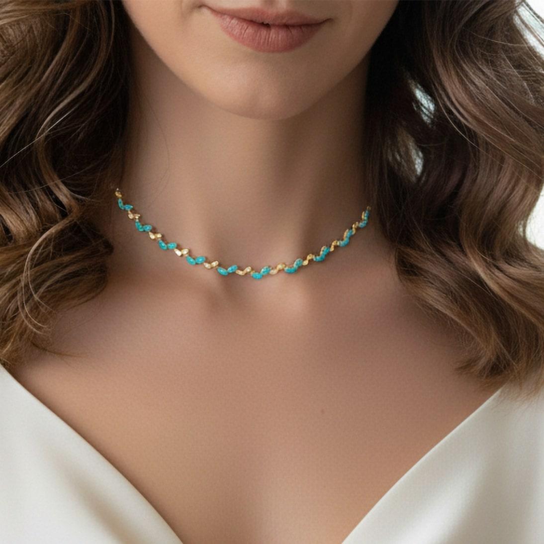 Erhöhen Sie Ihre Eleganz mit dieser exquisiten Türkis-Marmor-Halskette mit Blattmotiv aus 14-karätigem Gelbgold, die für alle entworfen wurde, die zeitlose Schönheit zu schätzen wissen. Er ist aus luxuriösem Gelbgold gefertigt und glänzt mit 3,55