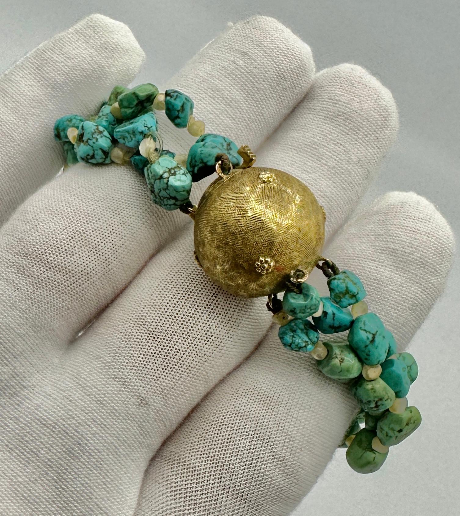 Verwöhnen Sie sich mit einem atemberaubenden Armband aus Türkis, Perlmutt und 14 Karat Gelbgold.  Das Retro-Armband im Mid-Century-Stil besteht aus drei Strängen mit natürlichen, klobigen Türkisperlen, die von Perlmutt-Spacern akzentuiert werden. 