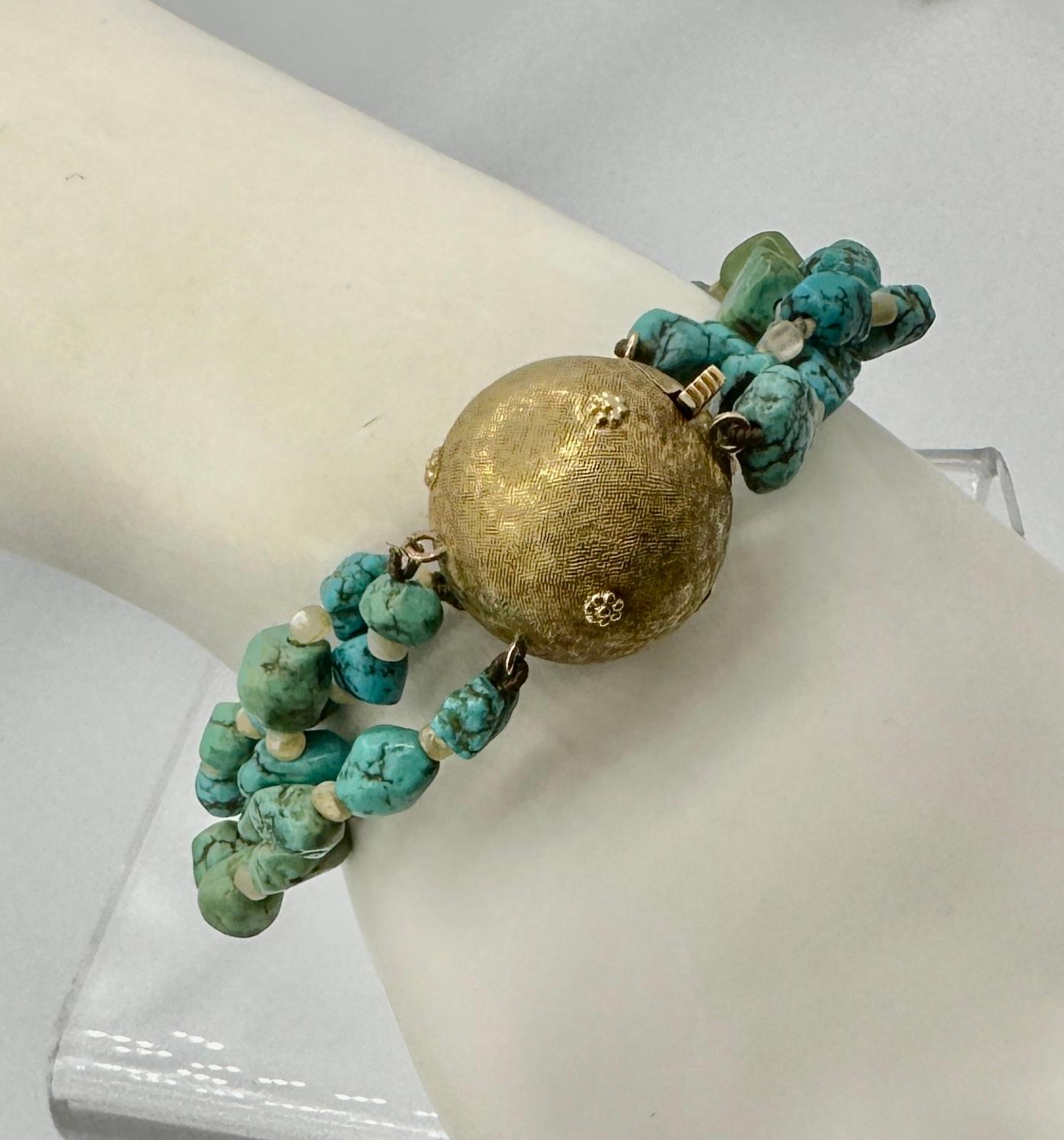 Türkis-Perlmutt-Armband Florentine 14 Karat Goldverschluss Dreistrang im Zustand „Hervorragend“ im Angebot in New York, NY