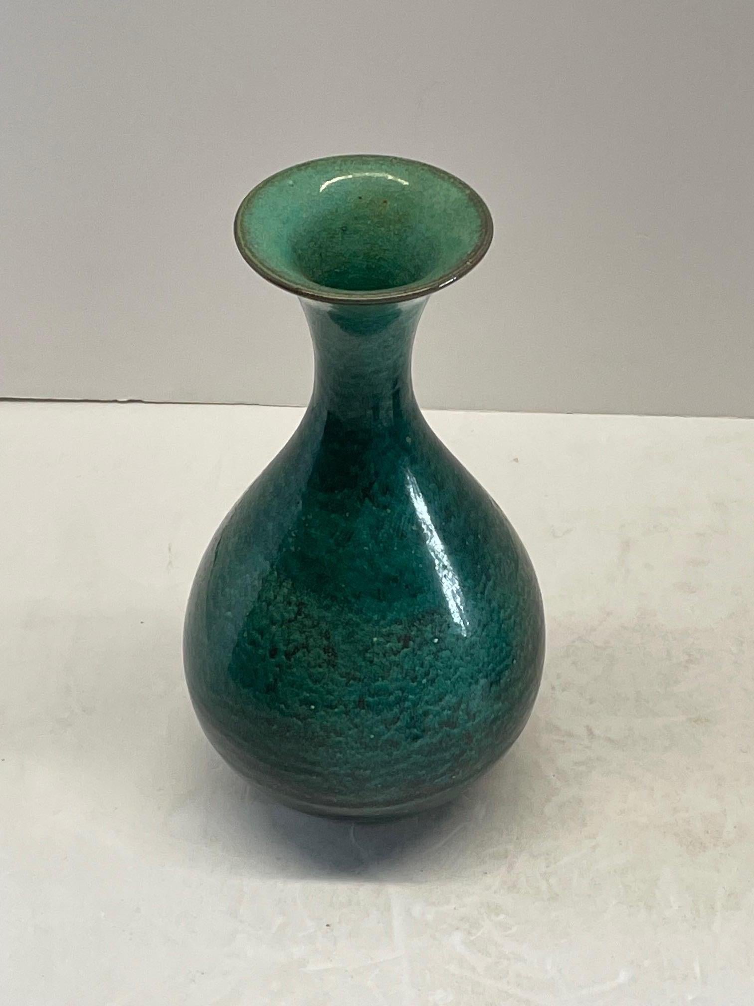 Zeitgenössische chinesische Vase mit türkisfarbener Glasur, gesprenkelt.
Tulpenform.
Teil einer großen Collection'S.