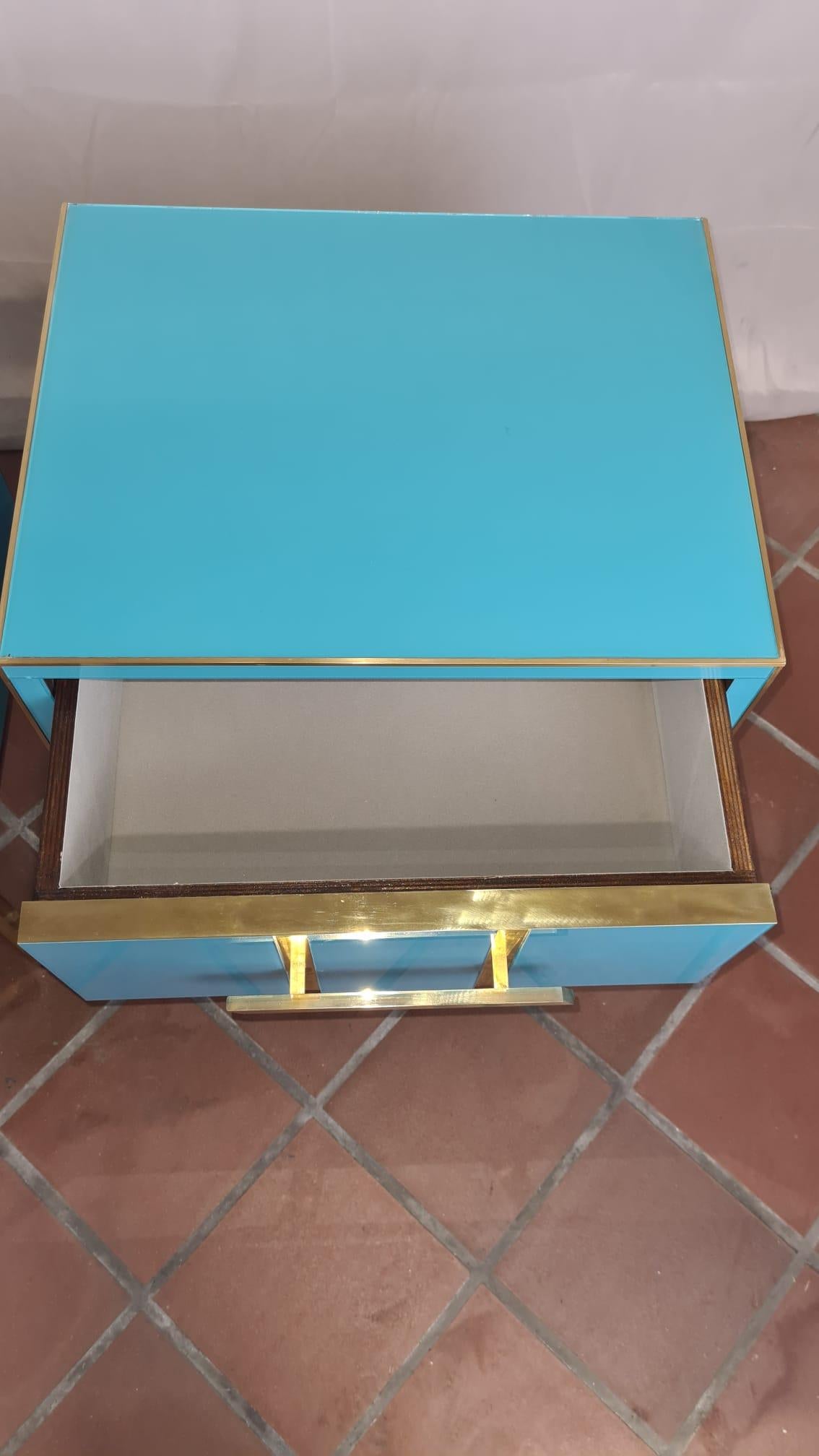 Mid-Century Modern Tables de chevet en verre de Murano bleu clair, intérieur en laiton et velours gris disponible en vente