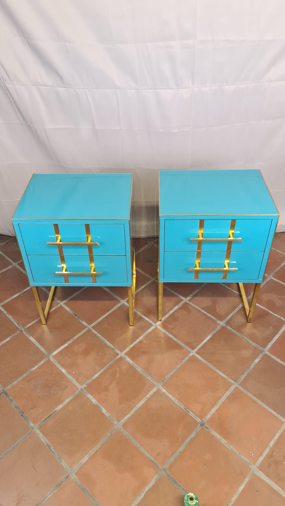 Contemporain Tables de chevet en verre de Murano bleu clair, intérieur en laiton et velours gris disponible en vente