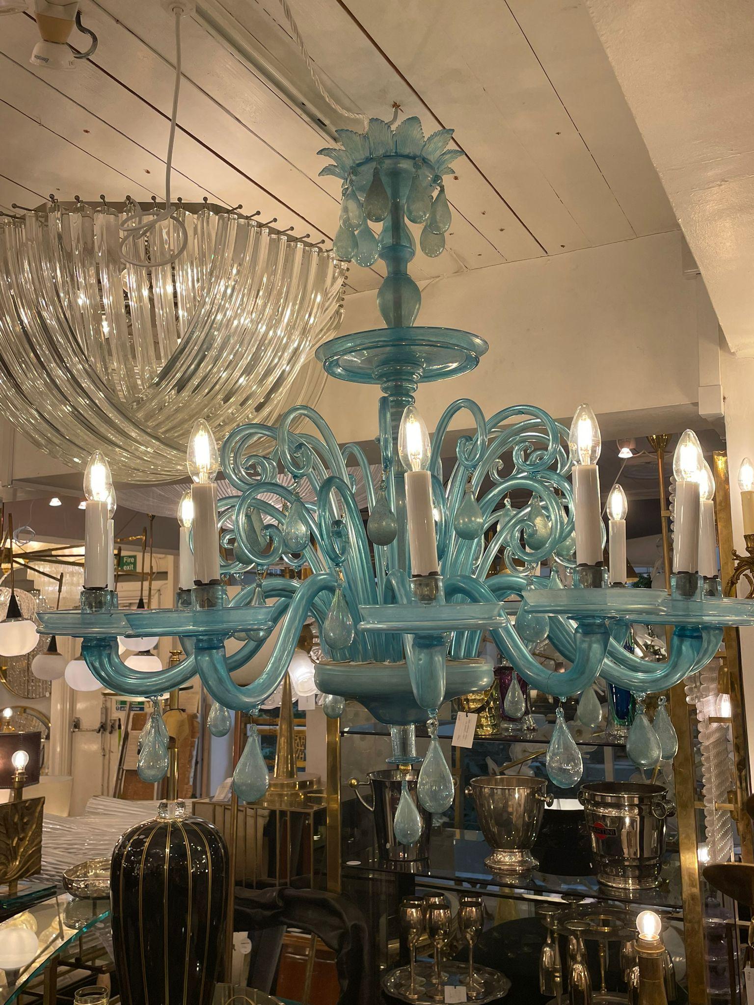 Ce fantastique lustre turquoise en verre de Murano est une pièce d'art de musée exceptionnelle et rare attribuée à M.V.M. Cappellin, vers les années 1920. Il s'agit d'un magnifique lustre entièrement fabriqué à la main en verre de Murano soufflé à