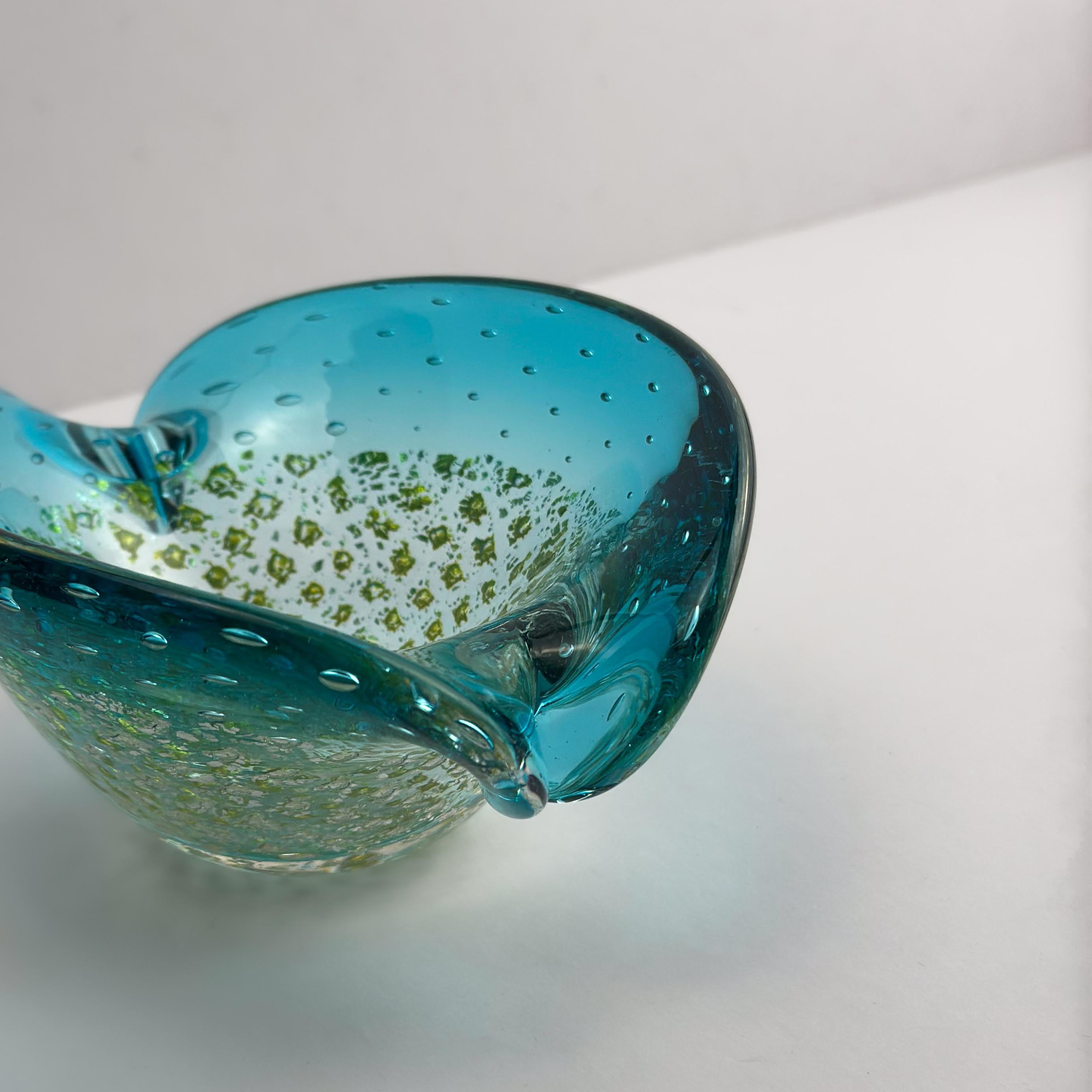 Un bol en verre de Murano à coquille de palourde chatoyant d'Archimede Seguso, fabriqué à la main en Italie dans les années 1960. Cette pièce en verre d'art de Murano datant du milieu du siècle est formée d'une coquille de palourde stylisée, avec