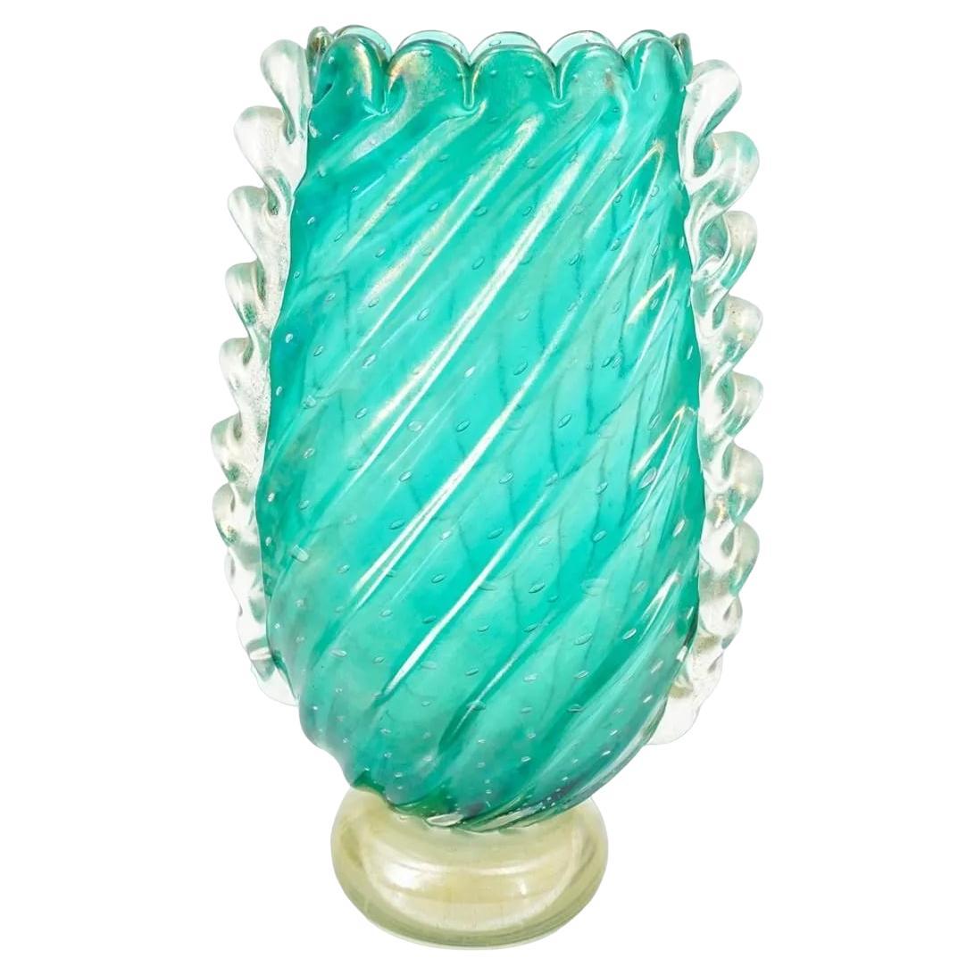 Grand vase en verre de Murano transparent, bleu aqua et vert, fabriqué à la main.
Soufflé à la main. Réalisé avec la technique Bullicante, qui consiste à introduire des bulles d'air dans l'épaisseur du verre, et la technique Aventurina, qui consiste