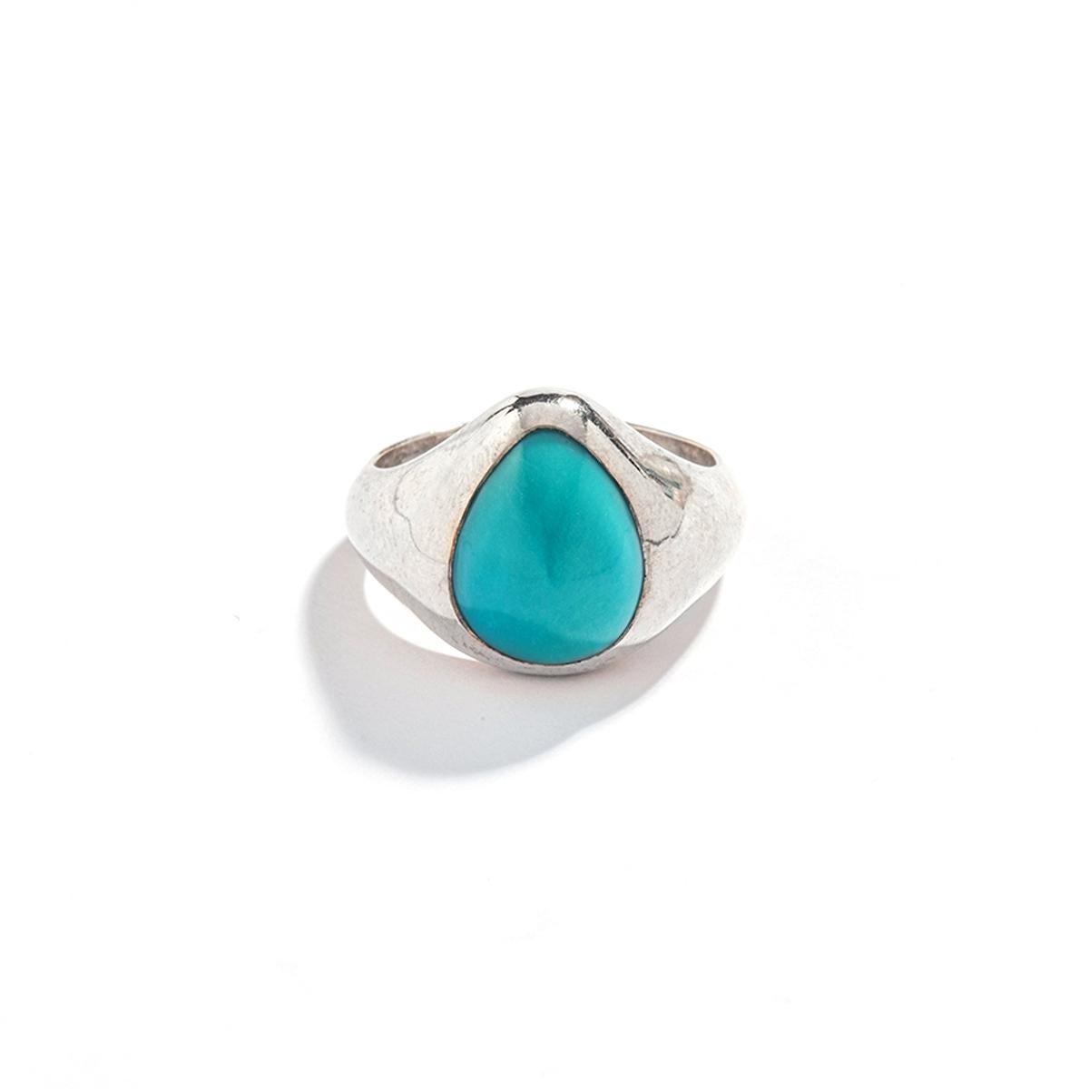 Significant Pear shape cabochon Natural antique Turquoise on Silver ring.

Ring size: 9.