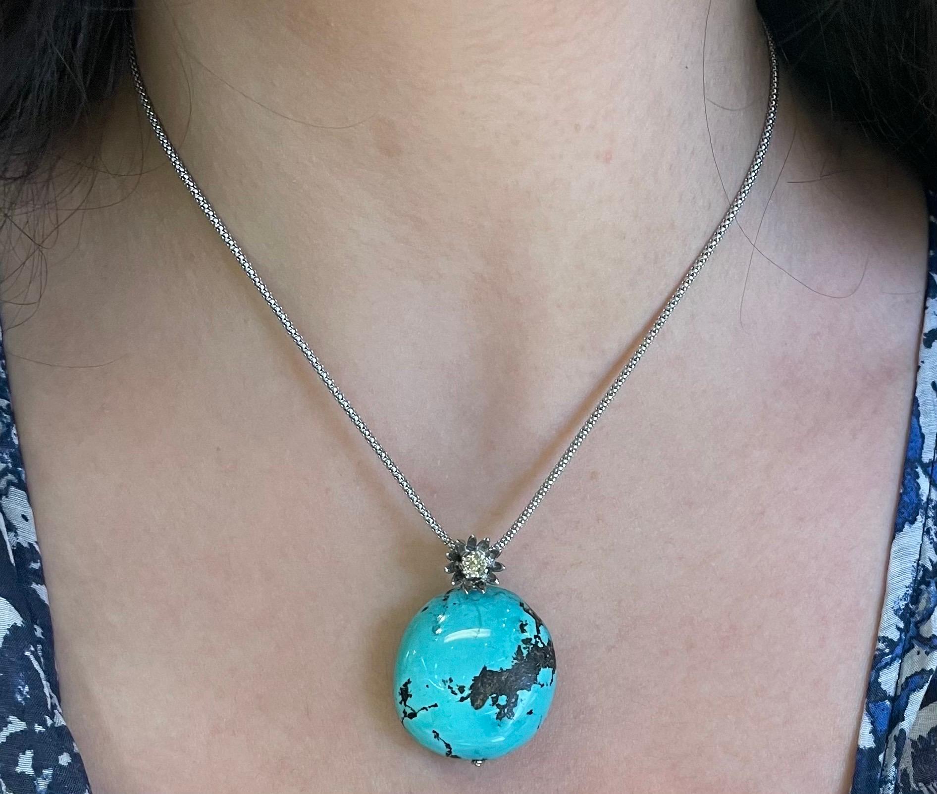 Collana di turchesi 

Una collana in oro bianco con un grande ciondolo di turchese ornato da un diamante di taglio rotondo sulla parte superiore. 

Peso approssimativo dei diamanti: 0,029 carati
Misure approssimative della catena: 16