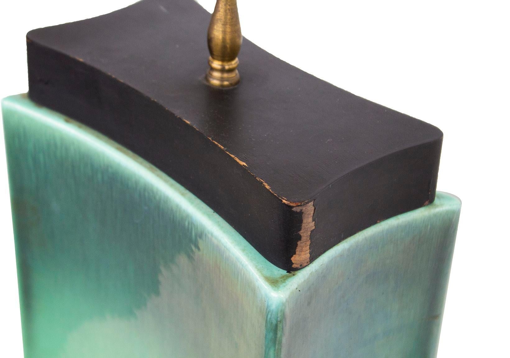 Lampe de table de style Art Déco en céramique à ombres turquoise Bon état - En vente à Grand Rapids, MI