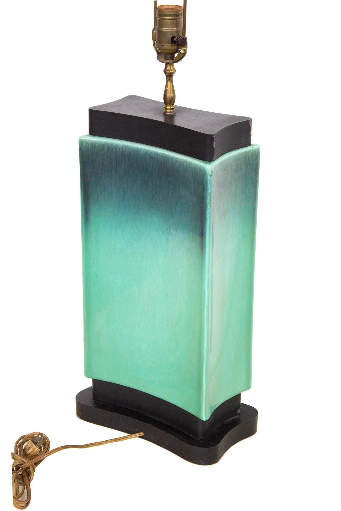 Milieu du XXe siècle Lampe de table de style Art Déco en céramique à ombres turquoise en vente