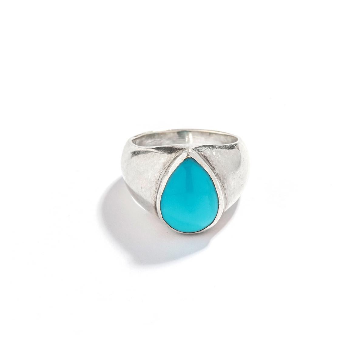 Turquoise Natural pear shape on Silver Ring.

Turquoise size: 0.59 inches (15.00 millimeters).
0.47 inch (12.00 millimeters).