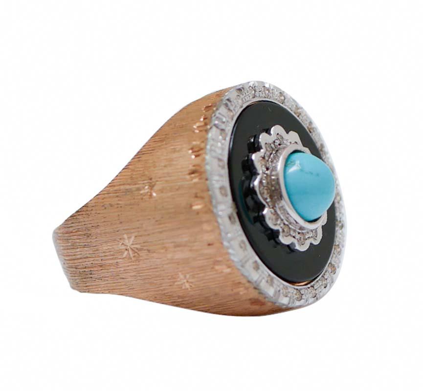 Incredibile anello con struttura in oro rosa 9 kt montato con un'onice centrale. Su di esso, una struttura in oro bianco tempestata di diamanti e un turchese centrale. Esternamente, un giro di diamanti.
Questo anello è stato realizzato totalmente a