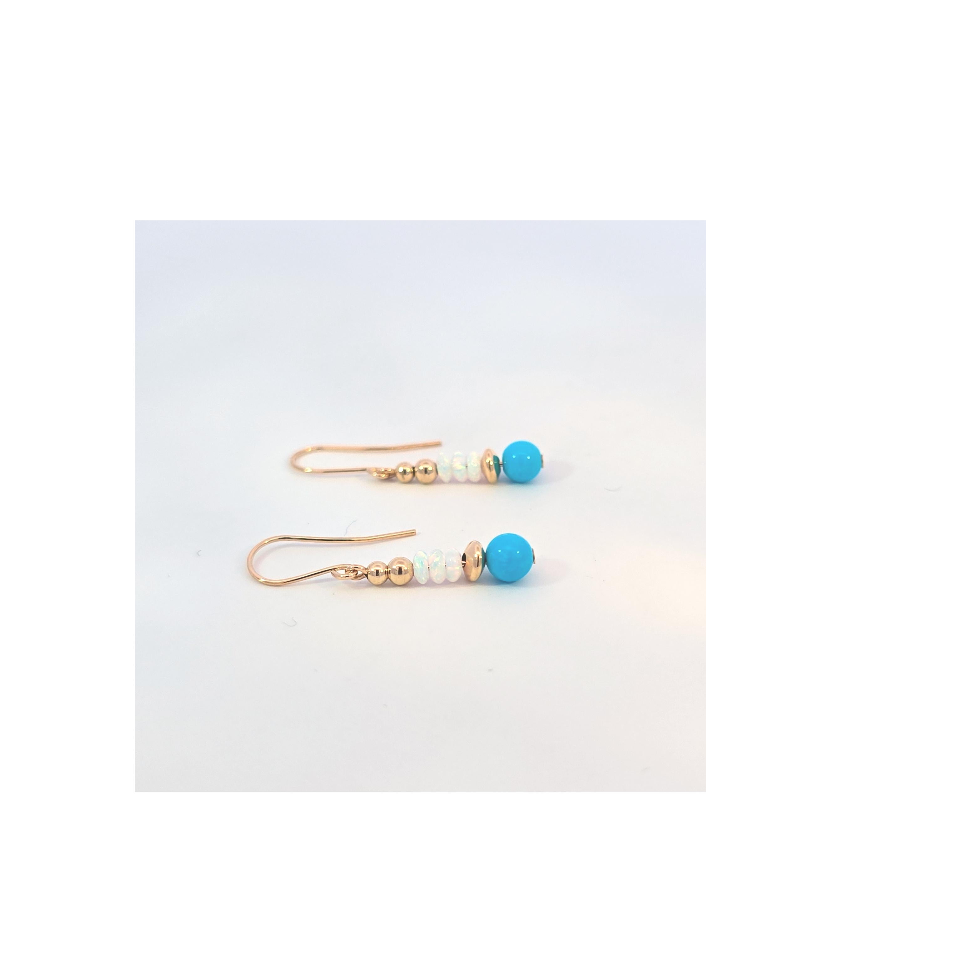 Il gioco di colori di questi opali è semplicemente stupefacente!  In oro giallo 14 carati con rondelle in oro giallo e turchese.  