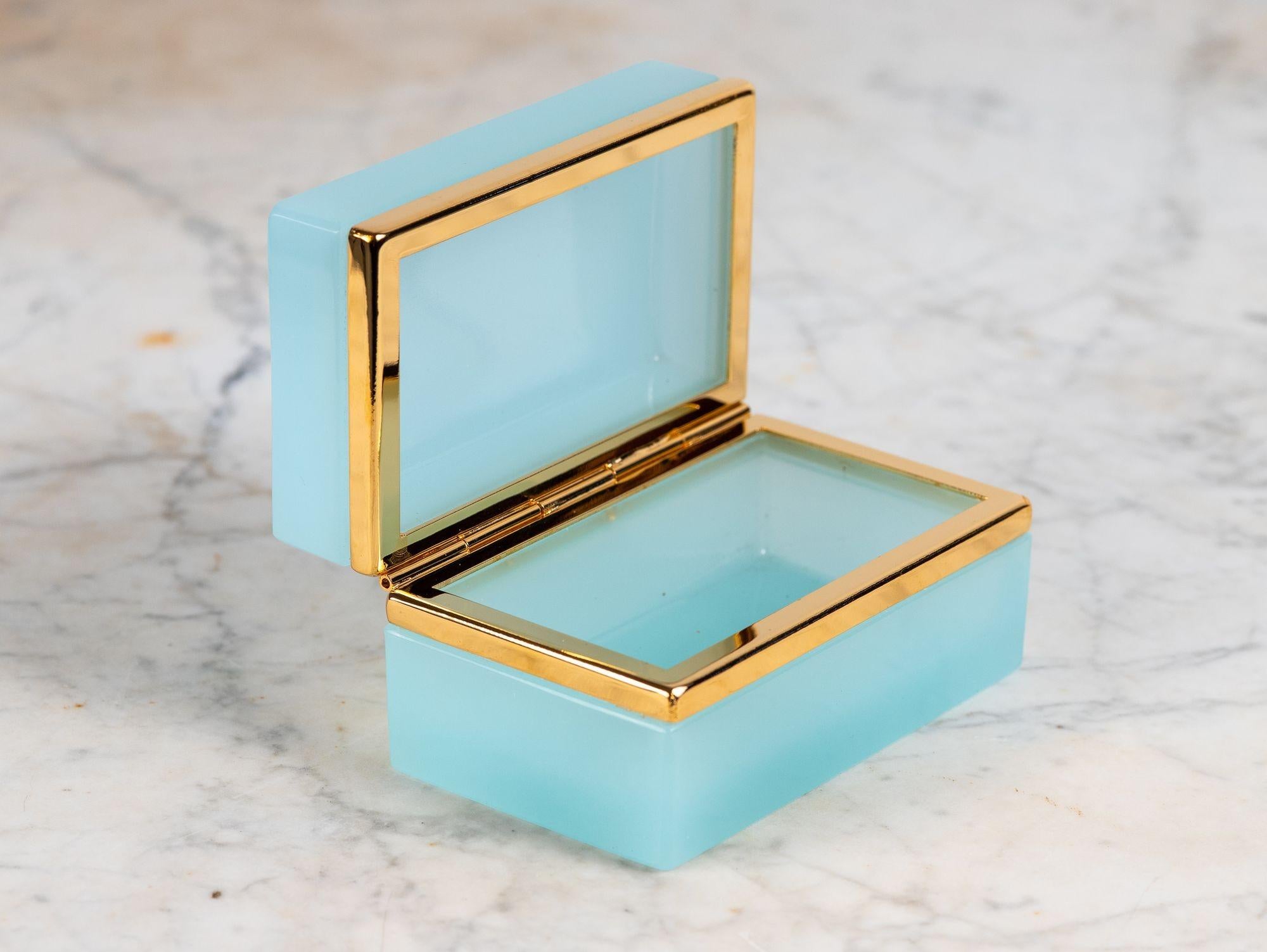 Un antico cofanetto francese in vetro opalino di un sorprendente colore turchese chiaro o blu uovo di pettirosso. Il vetro lucido è montato con una ferramenta in bronzo dorato finemente dettagliata, che aggiunge eleganza alla deliziosa tonalità. Il