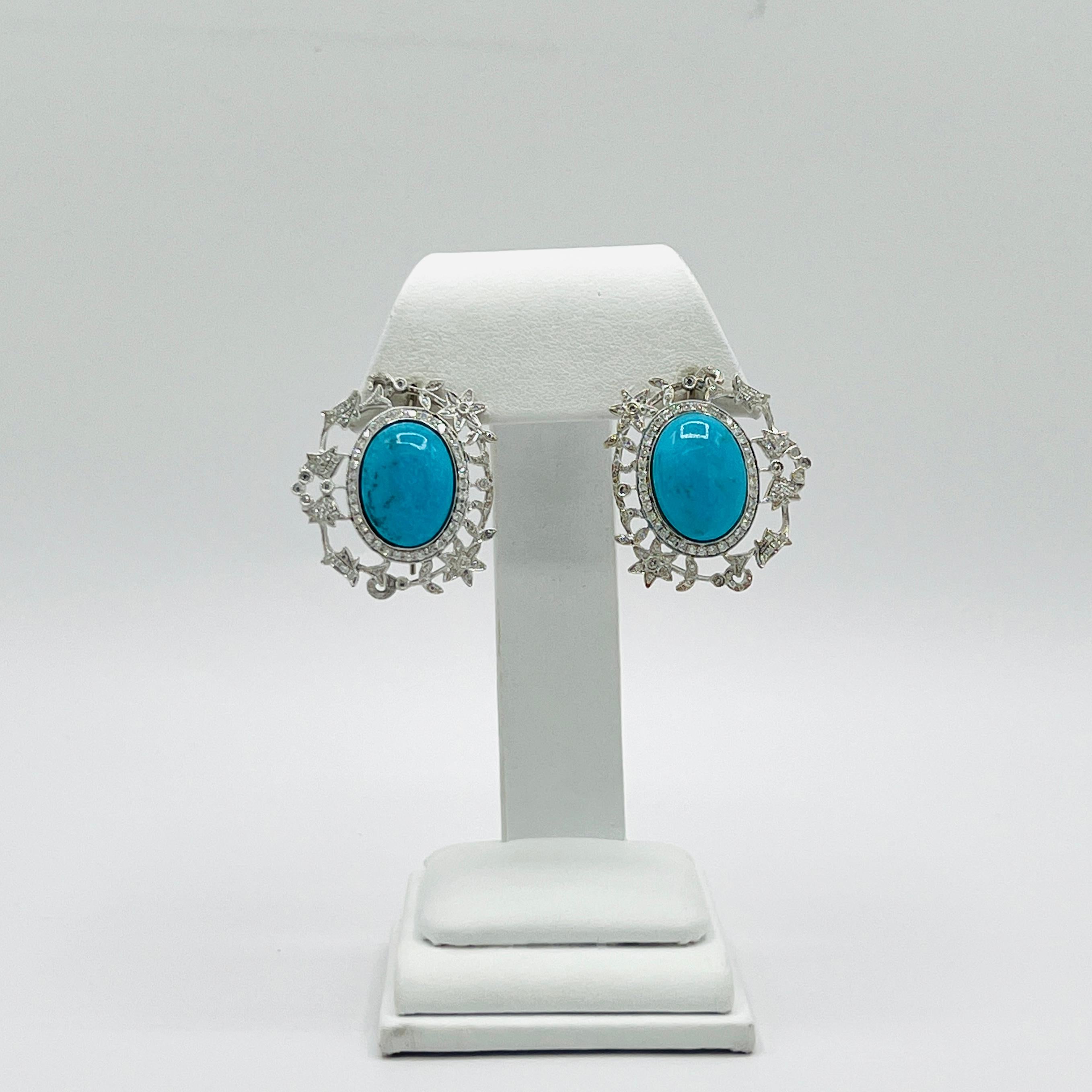 Bellissimi ovali di turchese con diamanti bianchi rotondi di buona qualità.  Realizzato a mano in oro bianco 18 carati.  