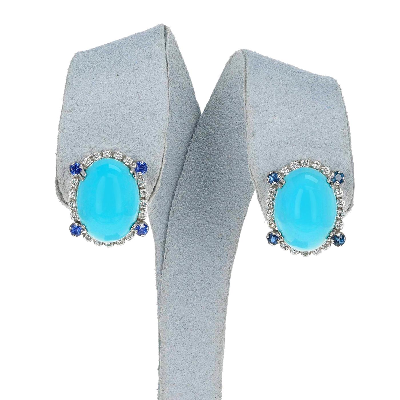 Ovale Cabochon-Ohrringe aus Türkis mit Diamanten und Saphiren, 18k. Das Gesamtgewicht der Diamanten beträgt 0,80 Karat und die Saphire wiegen 0,40 Karat. Die Ohrringe wiegen 11,88 Gramm und haben die Maße 0,75