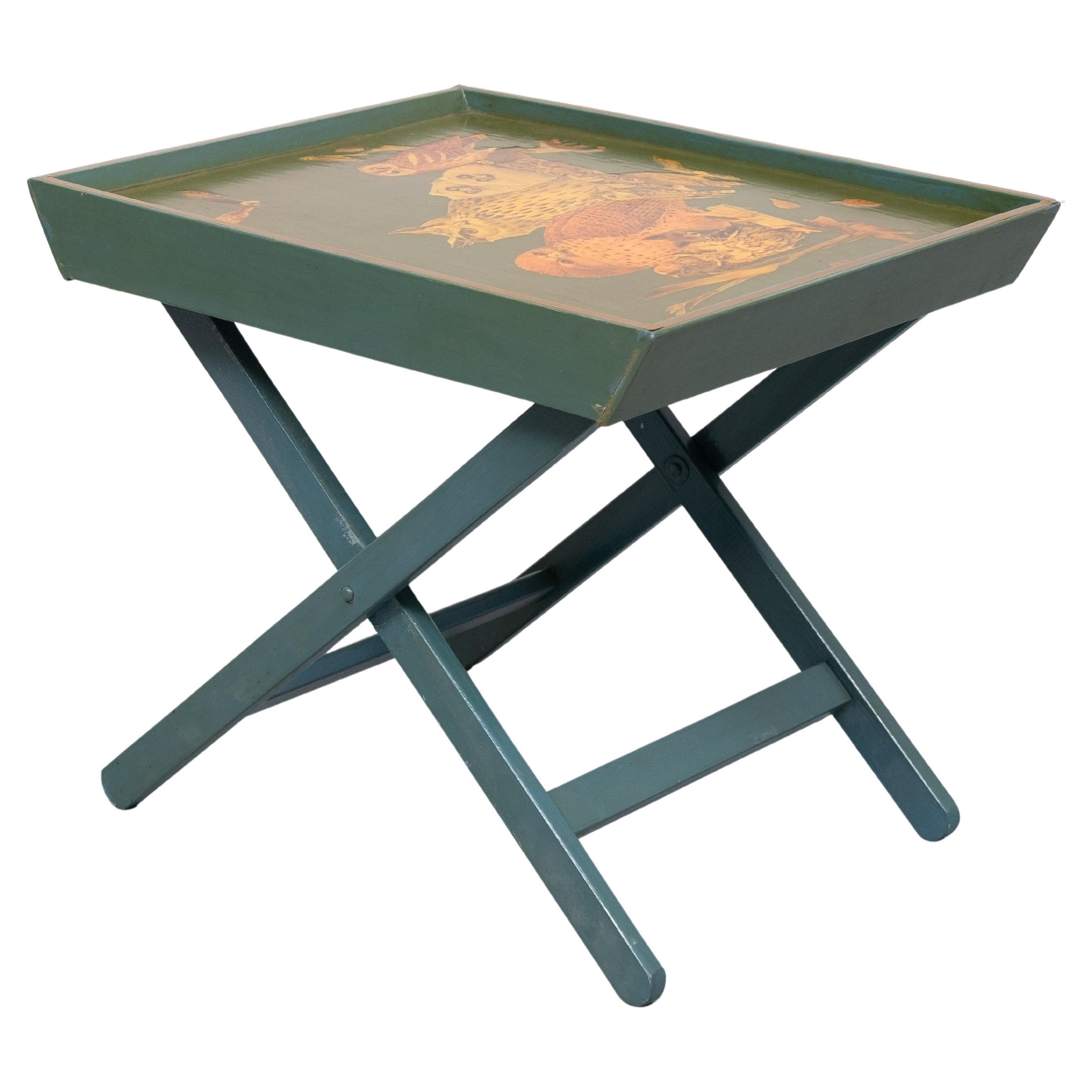 J'adore cette table à plateaux en bois, pieds pliants, livrée avec une desserte séparée. 
Plateau décoré de toutes sortes de hiboux  Belle couleur verte et bleue .
Turquoise .  1950s 