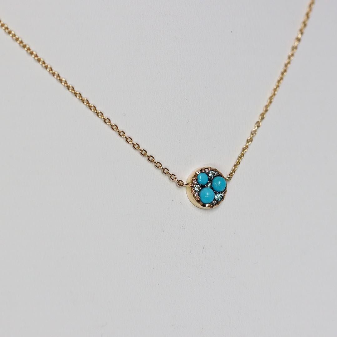 Questo straordinario ciondolo di alta gioielleria con collana, opera dell'artista Joke Quick, presenta un mosaico ipnotico di turchesi Whiting, tormaline Paraïba e piccoli diamanti bianchi, meticolosamente incastonati in un design a pavé.

Ogni