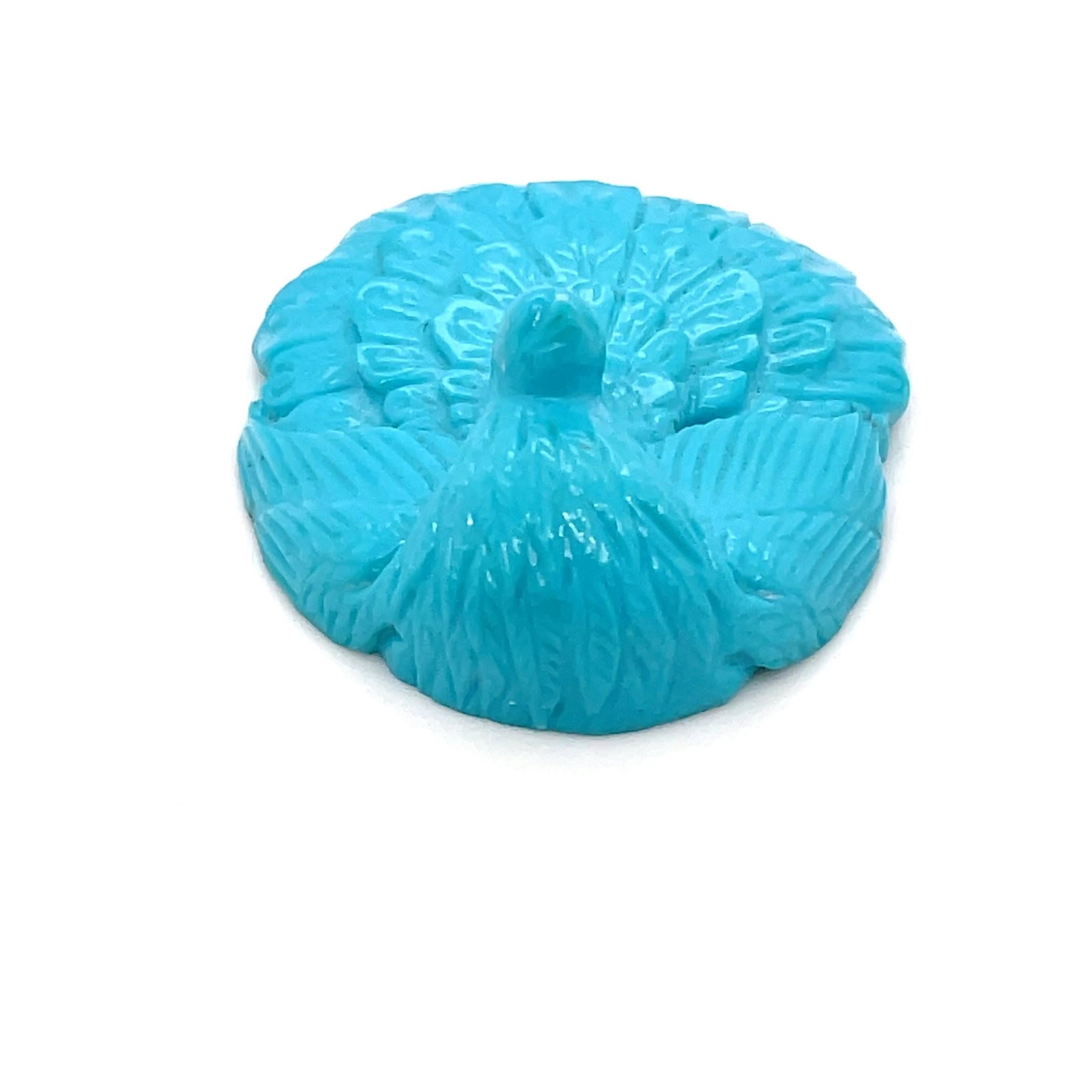 Cette exquise sculpture de paon en turquoise de 65,20 carats, provenant du Tibet, témoigne d'un savoir-faire exceptionnel et de la beauté naturelle de cette pierre précieuse vénérée. 

La turquoise, pierre de protection et de sagesse, est appréciée