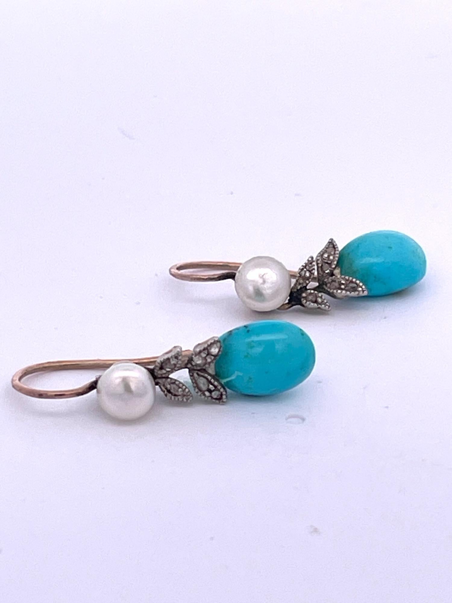 Diese kleinen Türkis-Ohrringe mit einer Perle sind Tropfenohrringe.  Über der Perle befinden sich zwei kleine, geformte Blätter, die mit einzelnen Diamanten besetzt sind.  Die Türkise haben eine ovale Form und sind sehr süß.  Ich kaufe diese aus dem