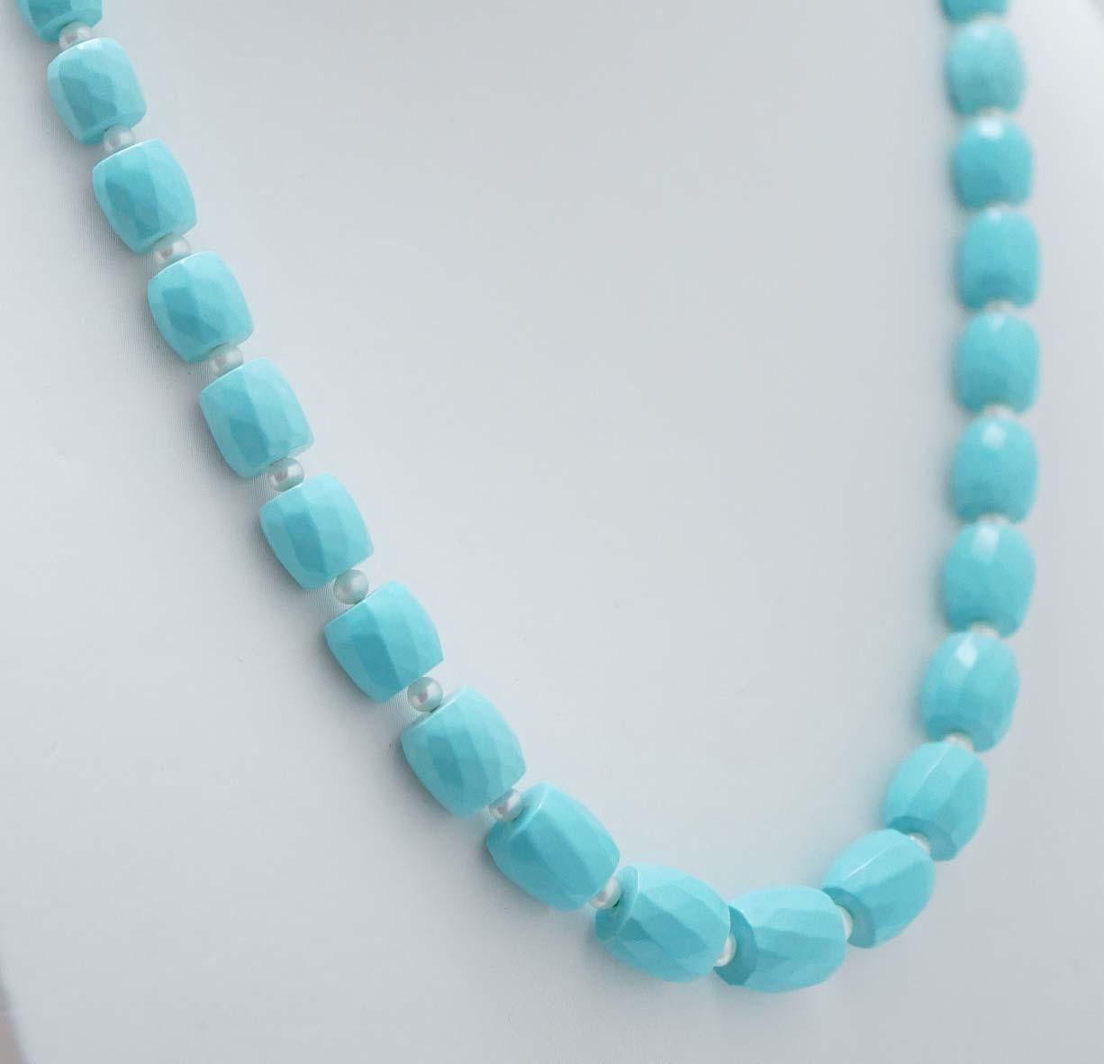 Retro necklace mounted with a clasp in 18 kt yellow gold and  a strand of pearls between turquoise paste.
This necklace was totally handmade by Italian master goldsmiths and it is in perfect conditions.
Pearls 1.25 gr
Turquoise Paste 38.05
Total