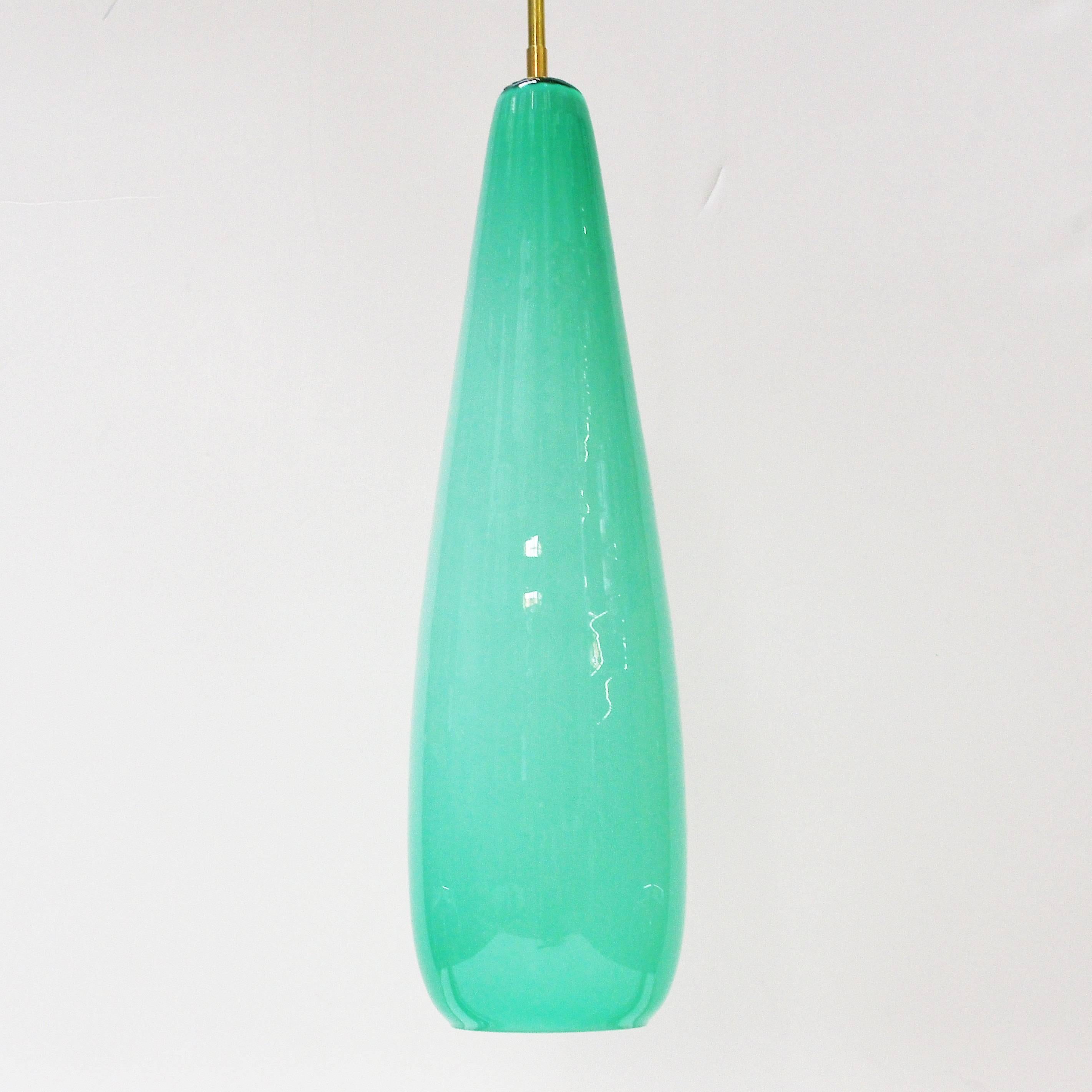 Vintage Italian pendant with hand blown Murano glass frosted white interior and turquoise exterior using Incamiciato technique, mounted on brass hardware / Designed by Leucos, circa 1970s or Made in Italy
1 light / max 60W
Measures: Height: 45