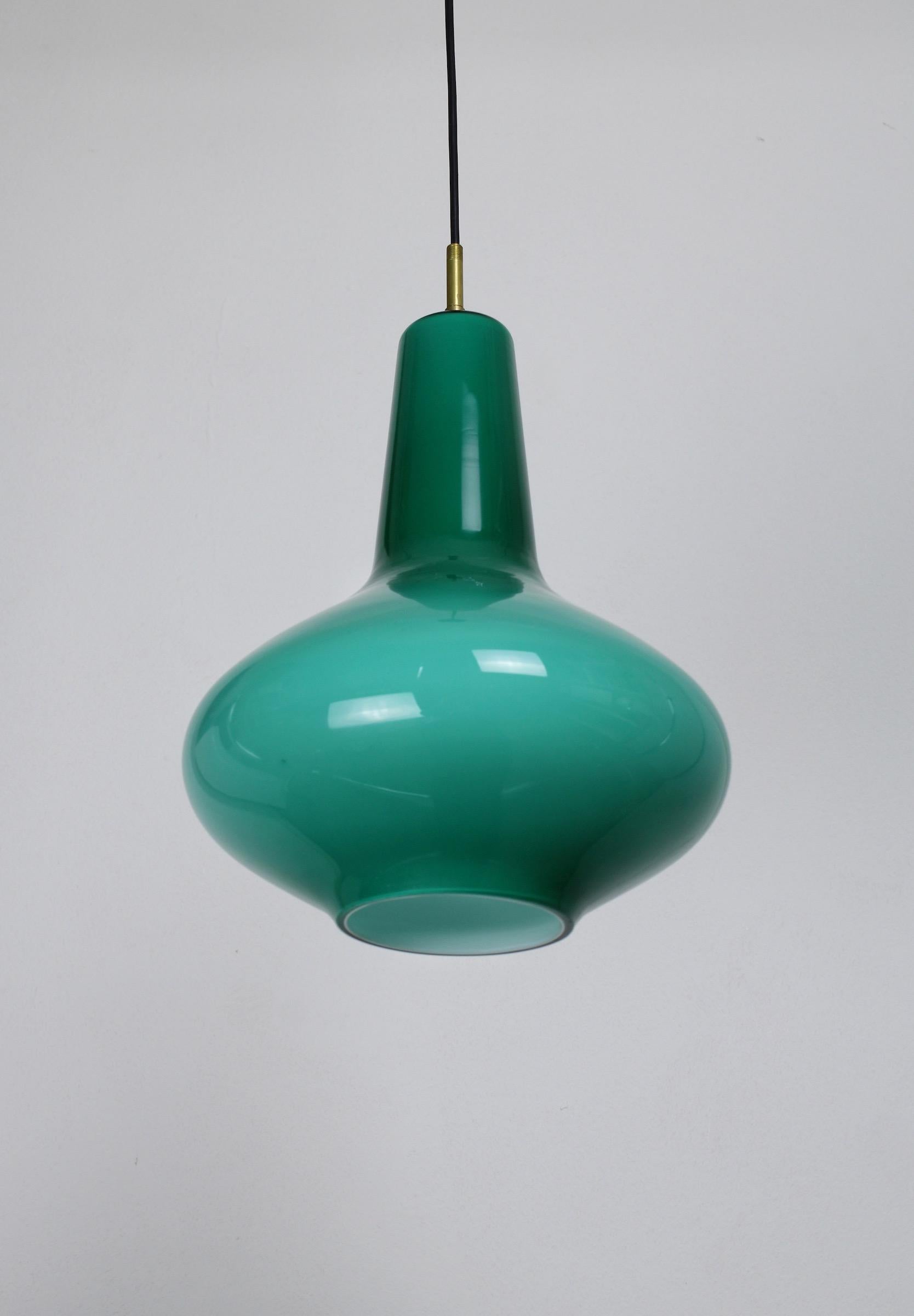 Stunning hand blown glass pendant lamp model No. 011.13. This lamp is designed by Massimo Vignelli at the start of his career in design.
This lamp is made by Murano glass specialist Venini in the 1950s. One of the most special lamps that Vignelli