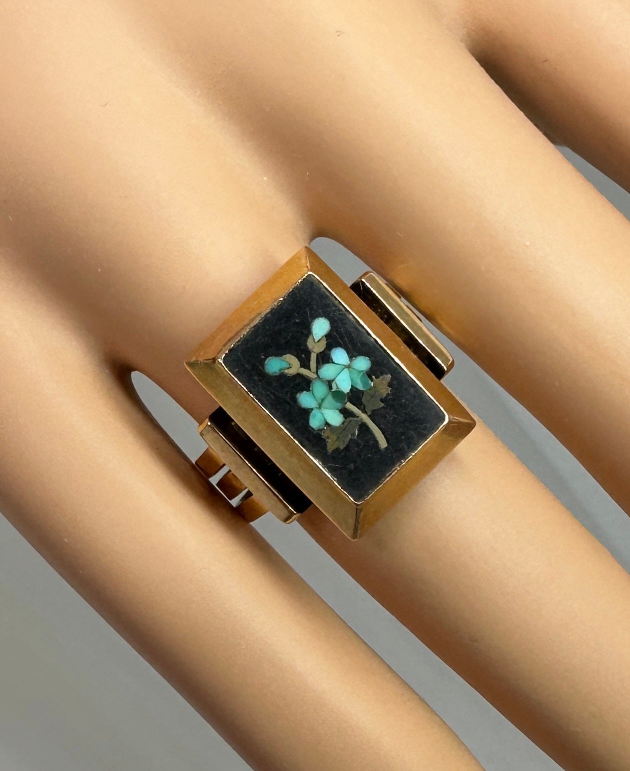 Turquoise Pietra Dura Flower Forget Me Not Ring 14 Karat Gold Antique Victorian  In Good Condition For Sale In New York, NY