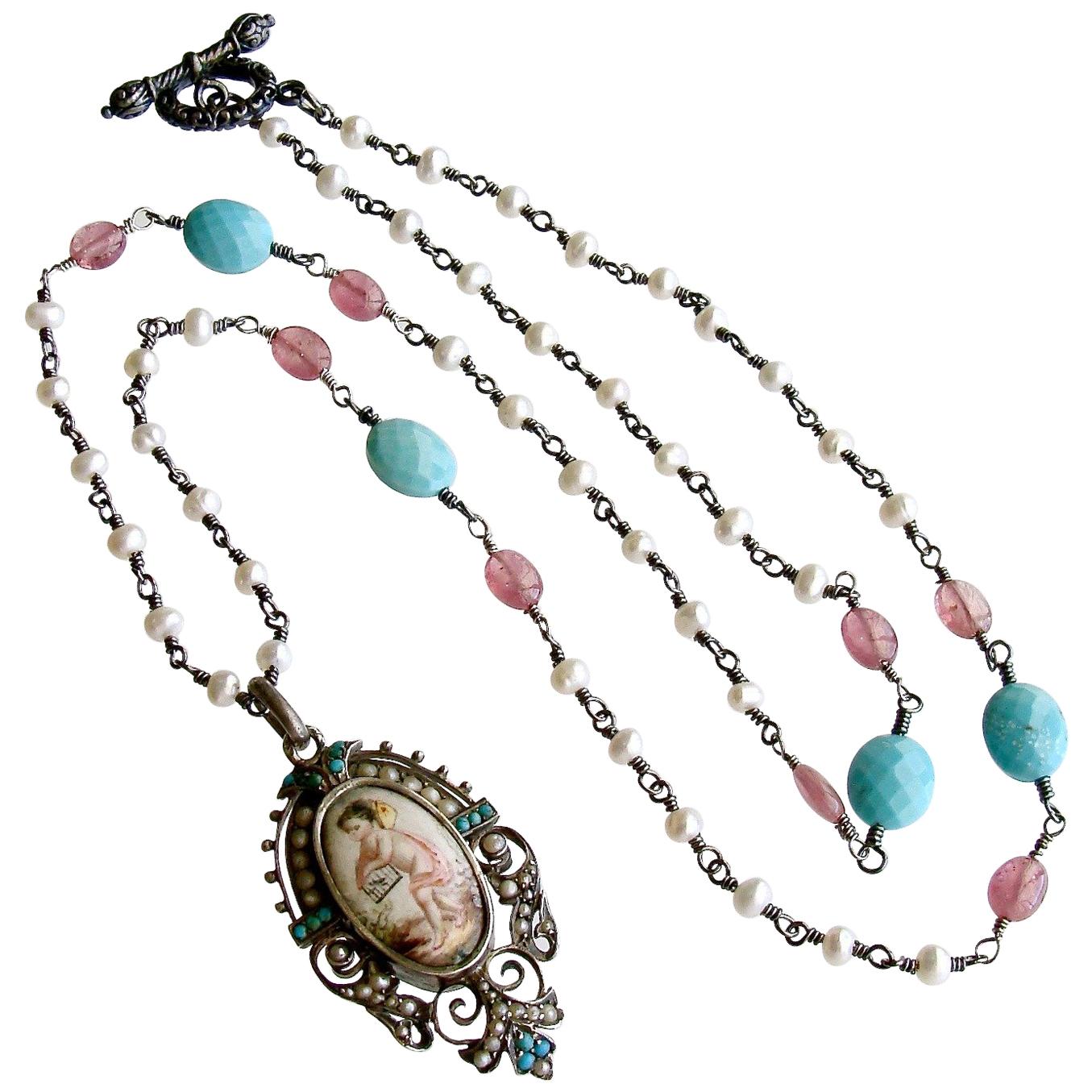 Collier médaillon de deuil en porcelaine géorgienne avec turquoise, saphir rose, perle et rubis