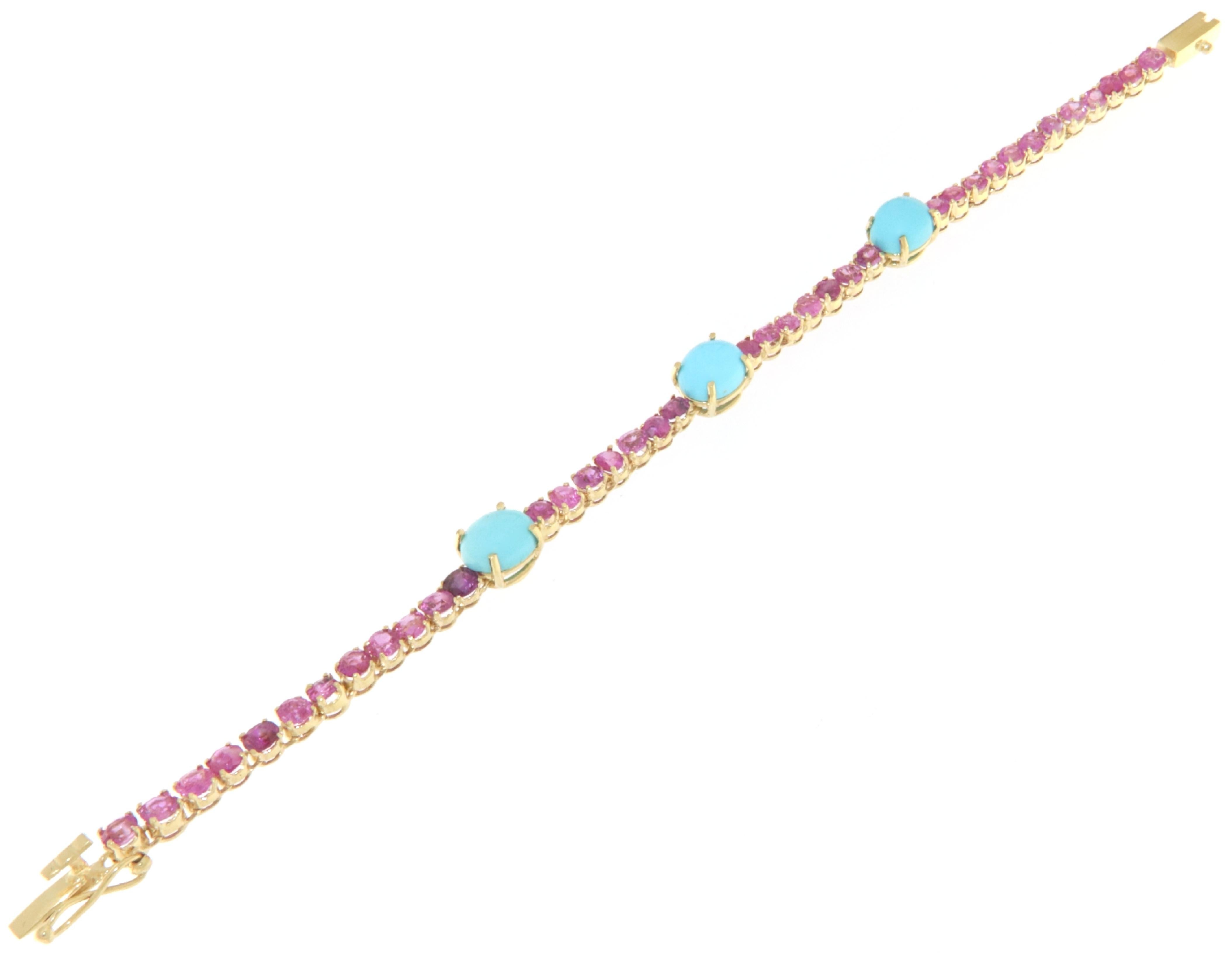 Discover the timeless elegance of this stunning 18-karat yellow gold bracelet, meticulously crafted to highlight the beauty of its precious materials. The sophisticated design of this bracelet stands out for its combination of sparkling pink
