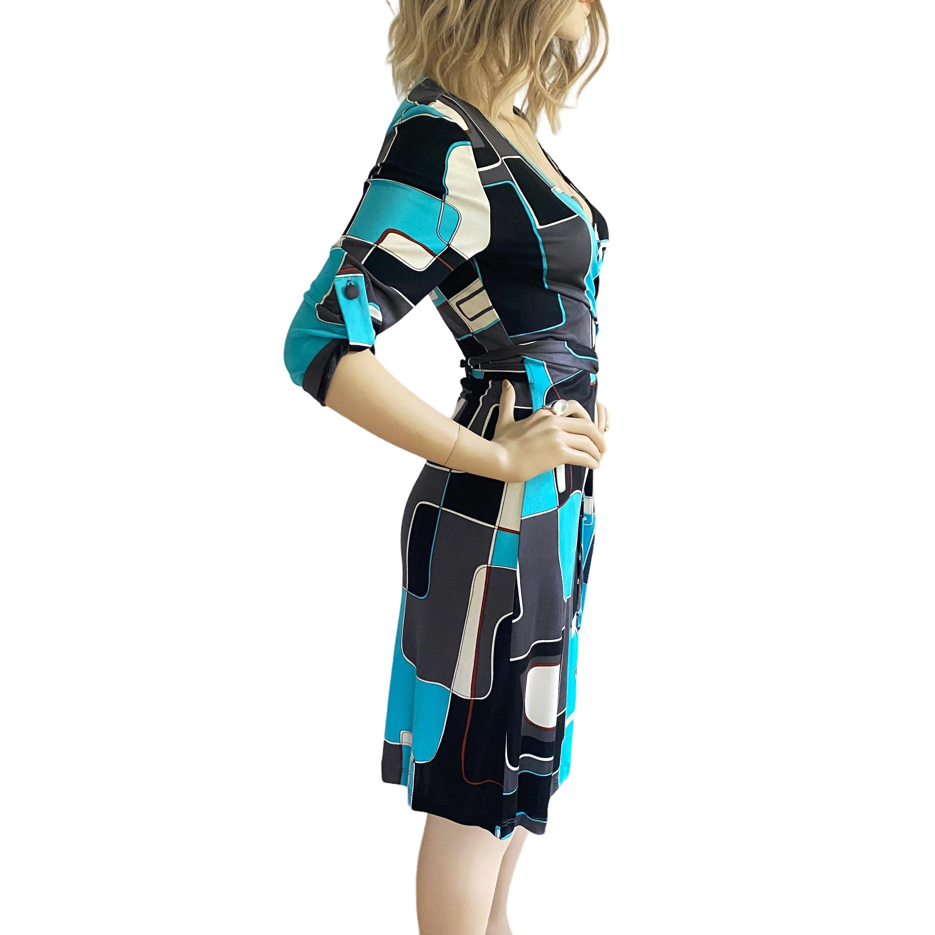 True wrap Dakota dress in Flora's original print.
Colors in print: black, gray, turquoise, and alabaster.
Rolled button sleeves add a touch of casual authority.
Available in sizes 4 and 8
FLORA KUNG dresses are made in premiere quality,