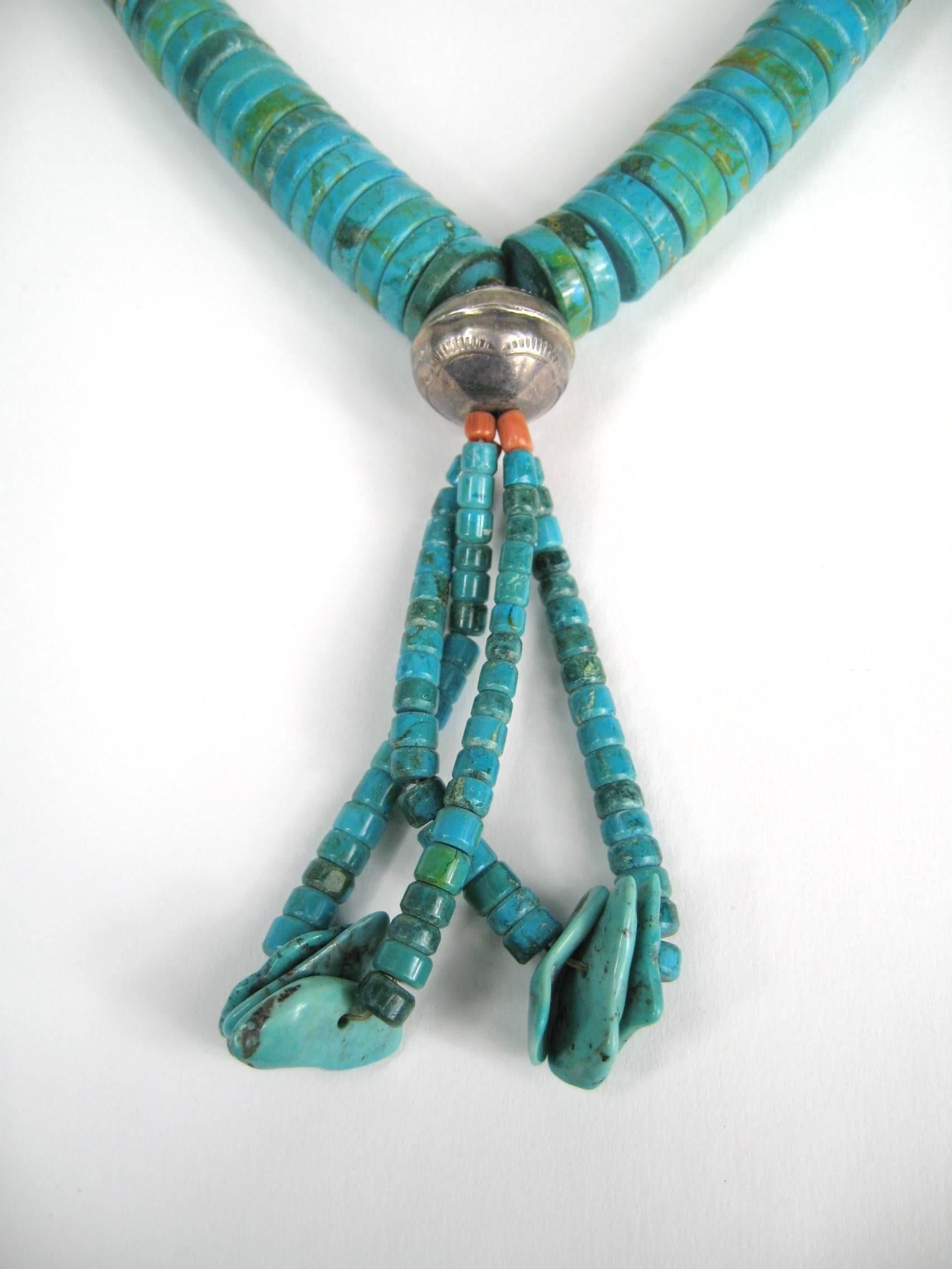 Santo Domingo Pueblo Heishe Collana di corallo con conchiglia turchese Jacla Sterling Silver con collana di heishi turchese graduata con perlina in argento sterling grande .73 x .62 pollici e jacla allegata. I terminali sono in argento 925, le