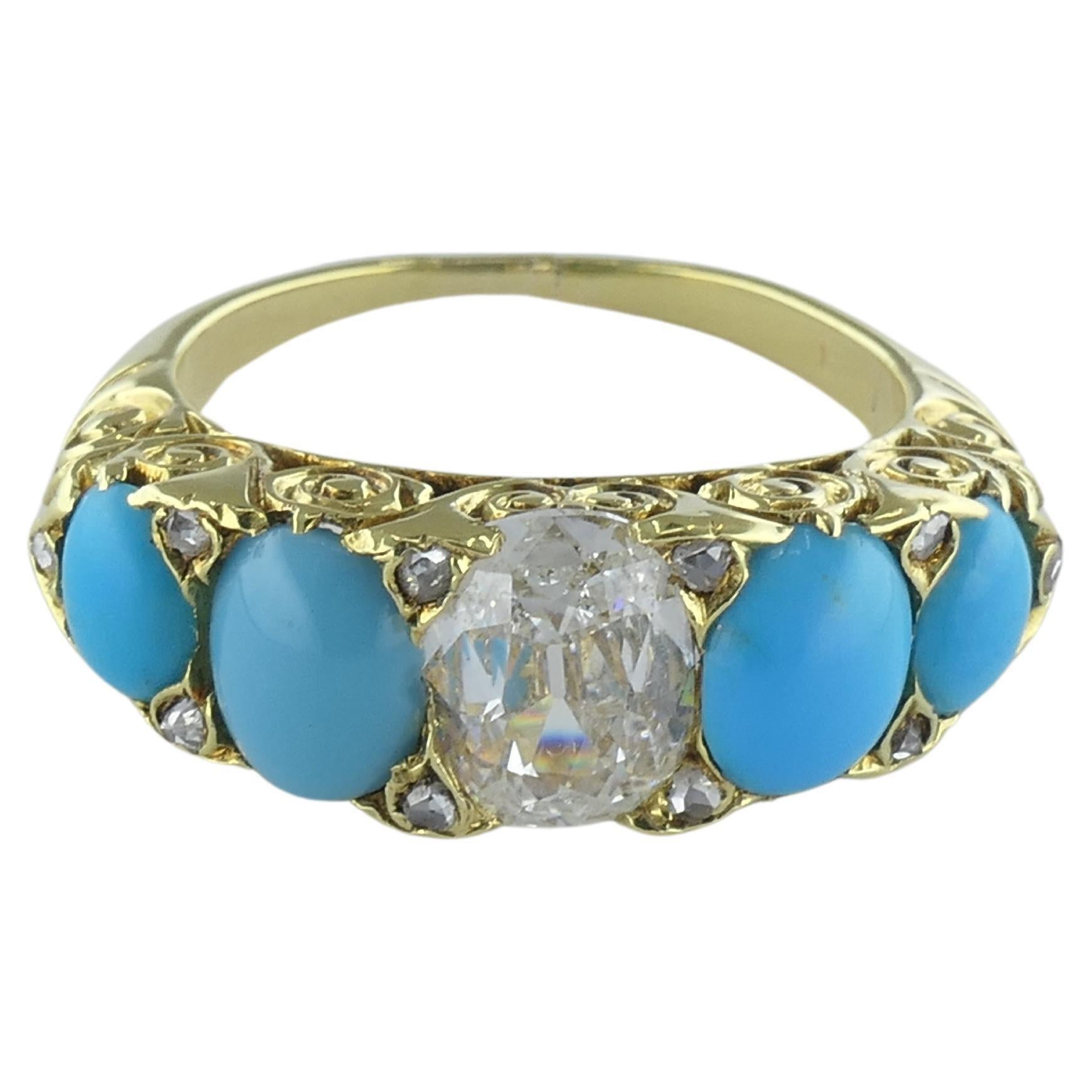 Uno splendido anello di turchese del 1900 in oro 18 carati con diamanti. L'anello con il design a mezzaluna è stato realizzato con una lavorazione a rotolo. Al centro della mezza luna si trovava un diamante da 0,92 punti. La gemma è incastonata