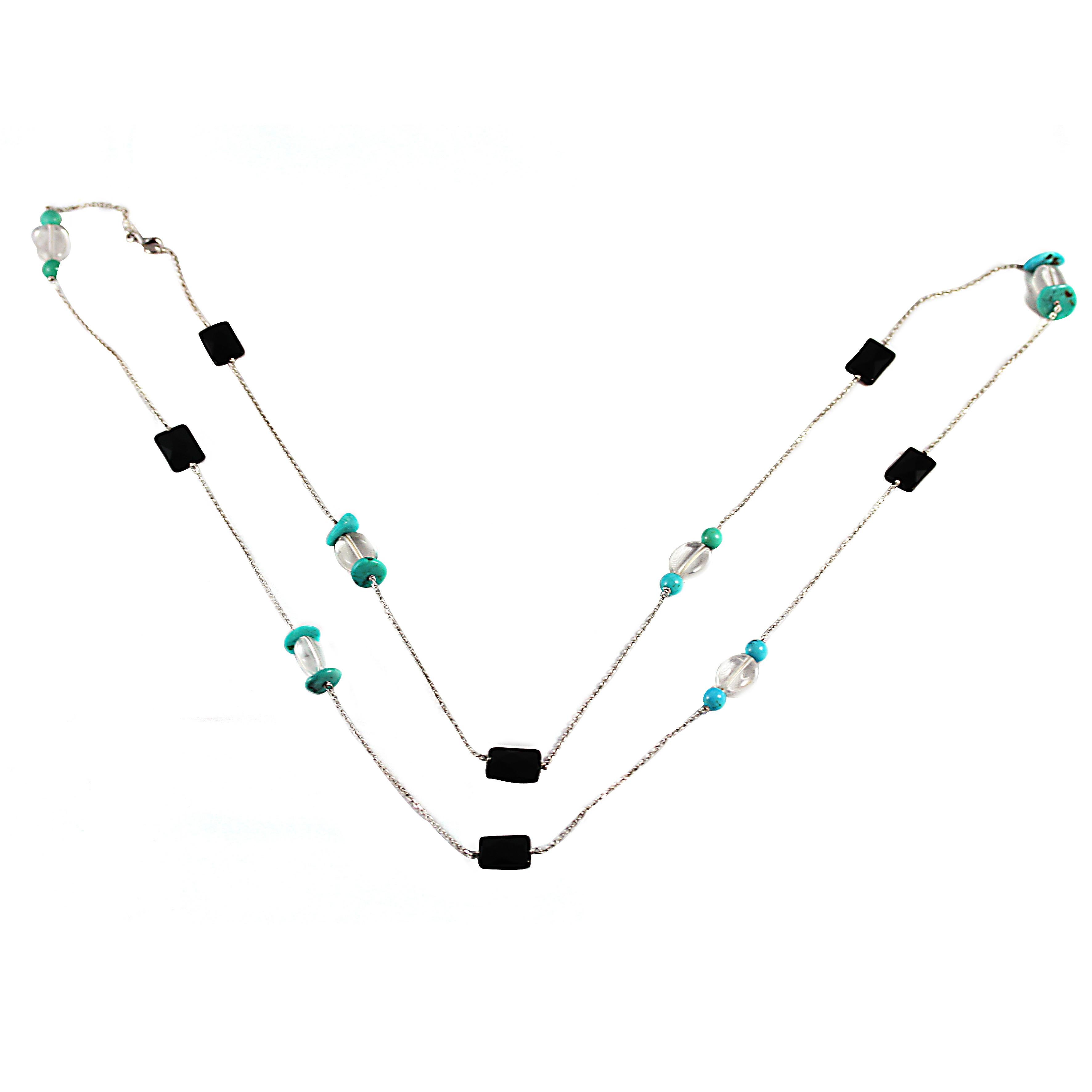 A fine necklace / sautoir made of an 18K white gold chain set with turquoises, rock crystal and onyx.

White gold, 18 carats 750 / 1000th.

Length: 100 cm, (39,370 inch)

Can be worn single or double.

One of a kind piece !
