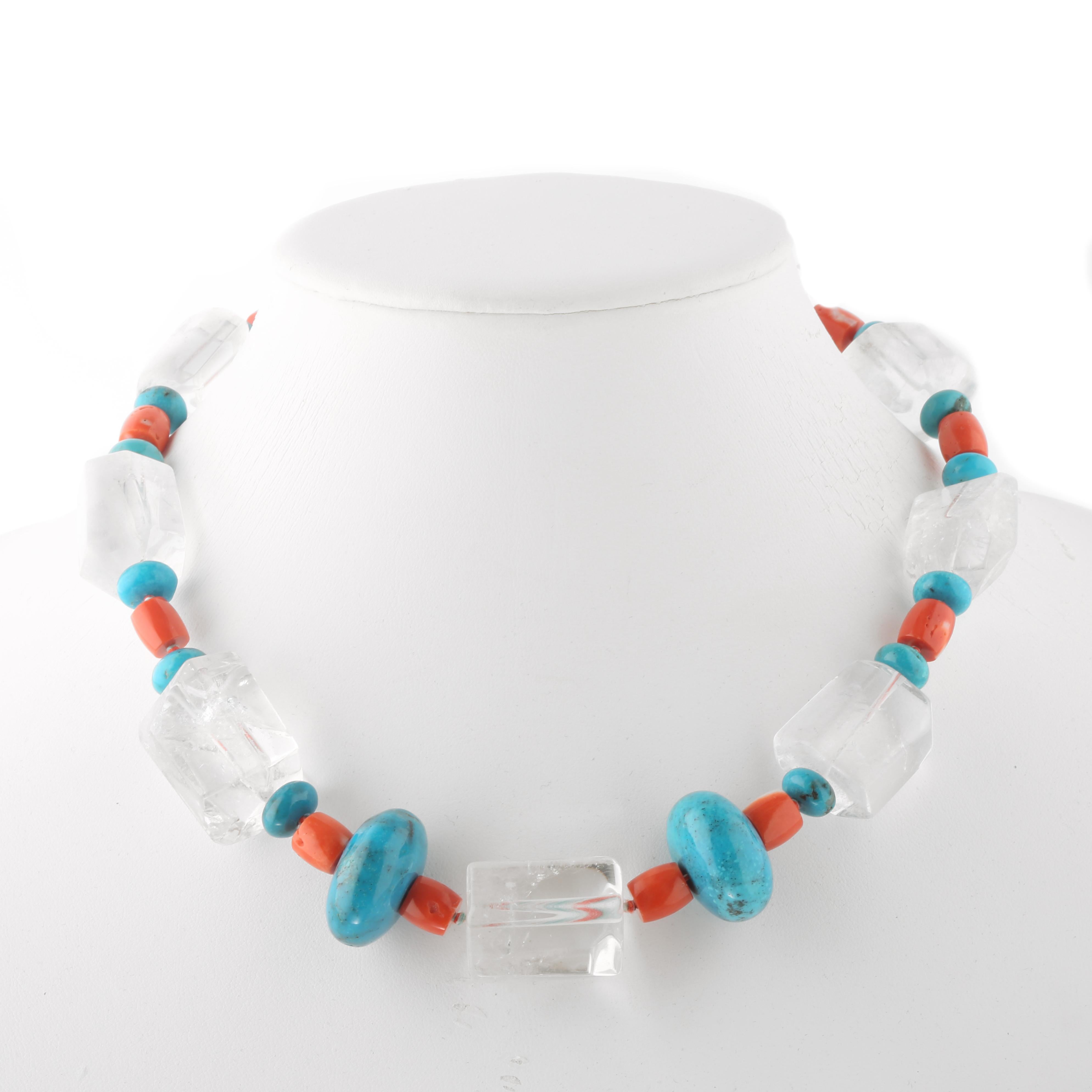 Collana ispirata al mare con corallo, turchese e cristallo di rocca. Immergiti nella bellezza di questa collana dal design unico con pietre naturali piene di vita e di colore. Un gioiello d'ispirazione hawaiana che si abbina a qualsiasi outfit