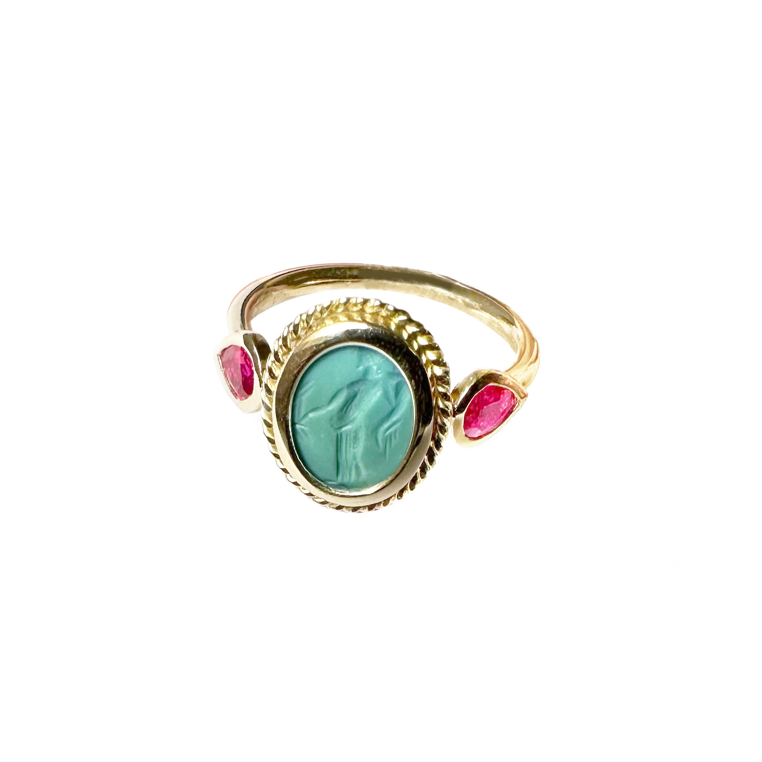 In this 18 kt gold ring, handmade by a skilled italian goldsmith, a Roman turquoise from the 1st century AD is set, in which the goddess Fortuna was engraved more than 2000 years ago. She holds in her hands her classic attributes: Cornucopia and
