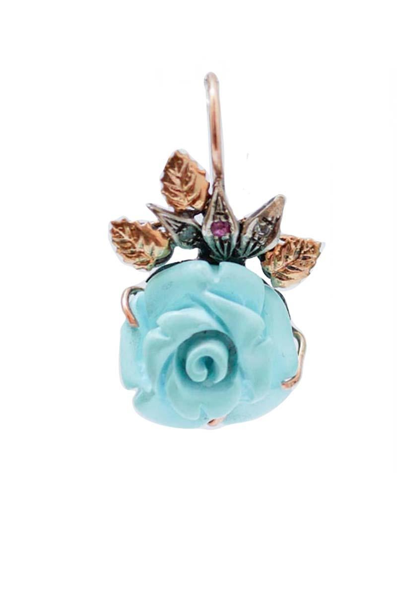 Orecchini pendenti in oro rosa 9 kt e struttura in argento montata con foglie tempestate di diamanti e rubini e, come pendente, un fiore di pasta di turchese.
Questi orecchini sono stati realizzati totalmente a mano da maestri orafi italiani e sono