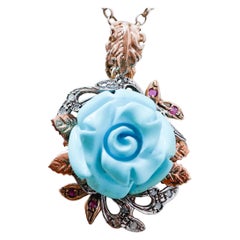 Colgante de turquesa, rubíes, diamantes, oro rosa y plata.