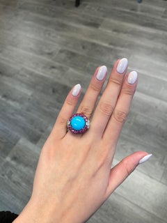 Bague en or blanc 18 carats avec grappe de turquoises, rubis et diamants