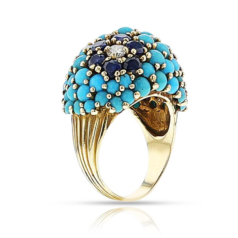Ein Türkis, Saphir und Diamant Bombe Ring in 18 Karat Gelbgold gemacht. Die Diamanten wiegen ca. 0,48 Karat, G, VS. Das Gesamtgewicht des Rings beträgt 14.54 Gramm. Die Ringgröße ist US 6.75. 