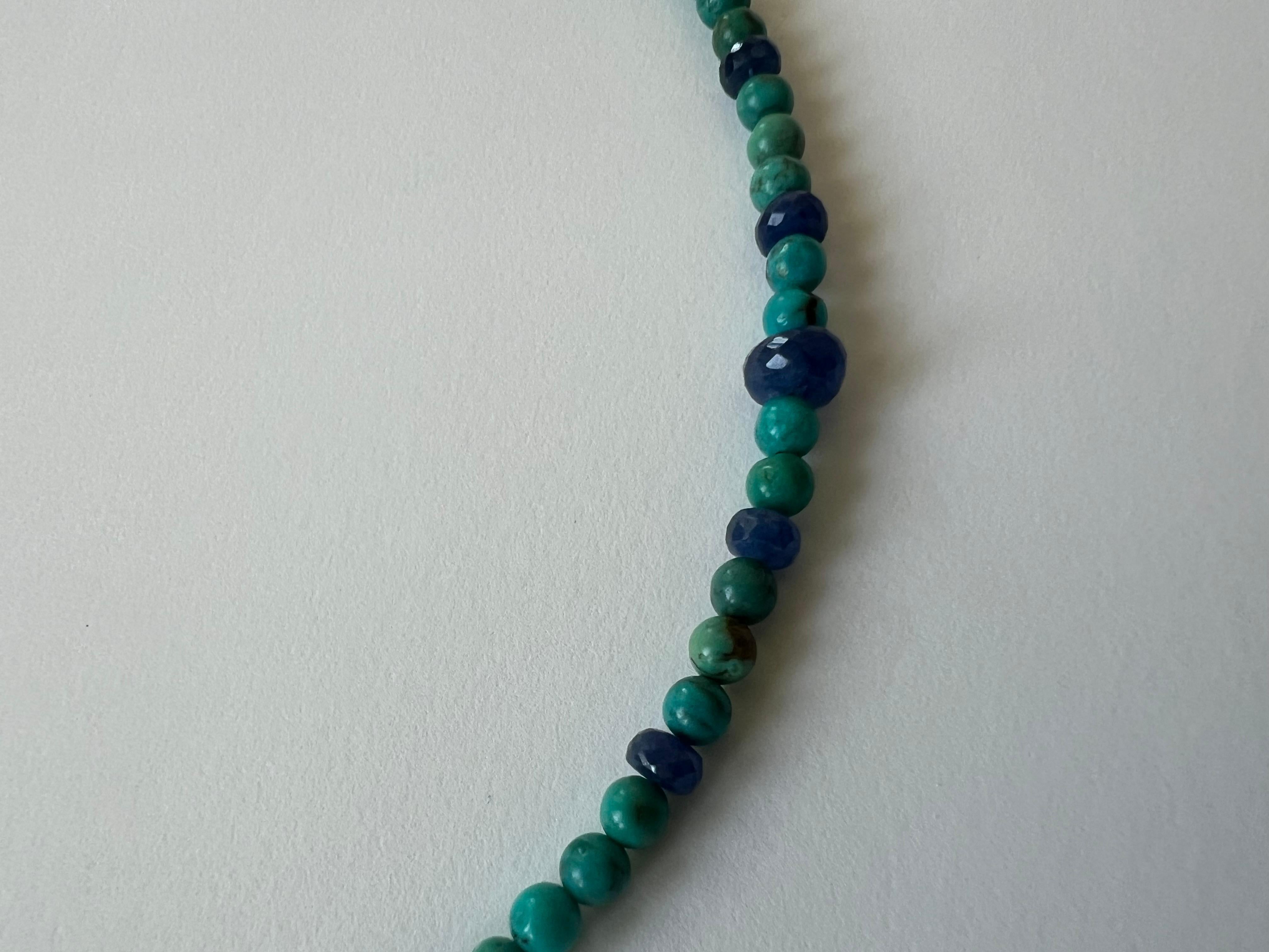 Una bellissima collana di perline in turchese dell'Arizona e zaffiri blu. 
Entrambi insieme sono una bella combinazione e molto estiva. Aggiungi un po' di colore al tuo abbigliamento. 

La chiusura è in oro bianco 750/ 18 carati. 
Lunghezza totale: