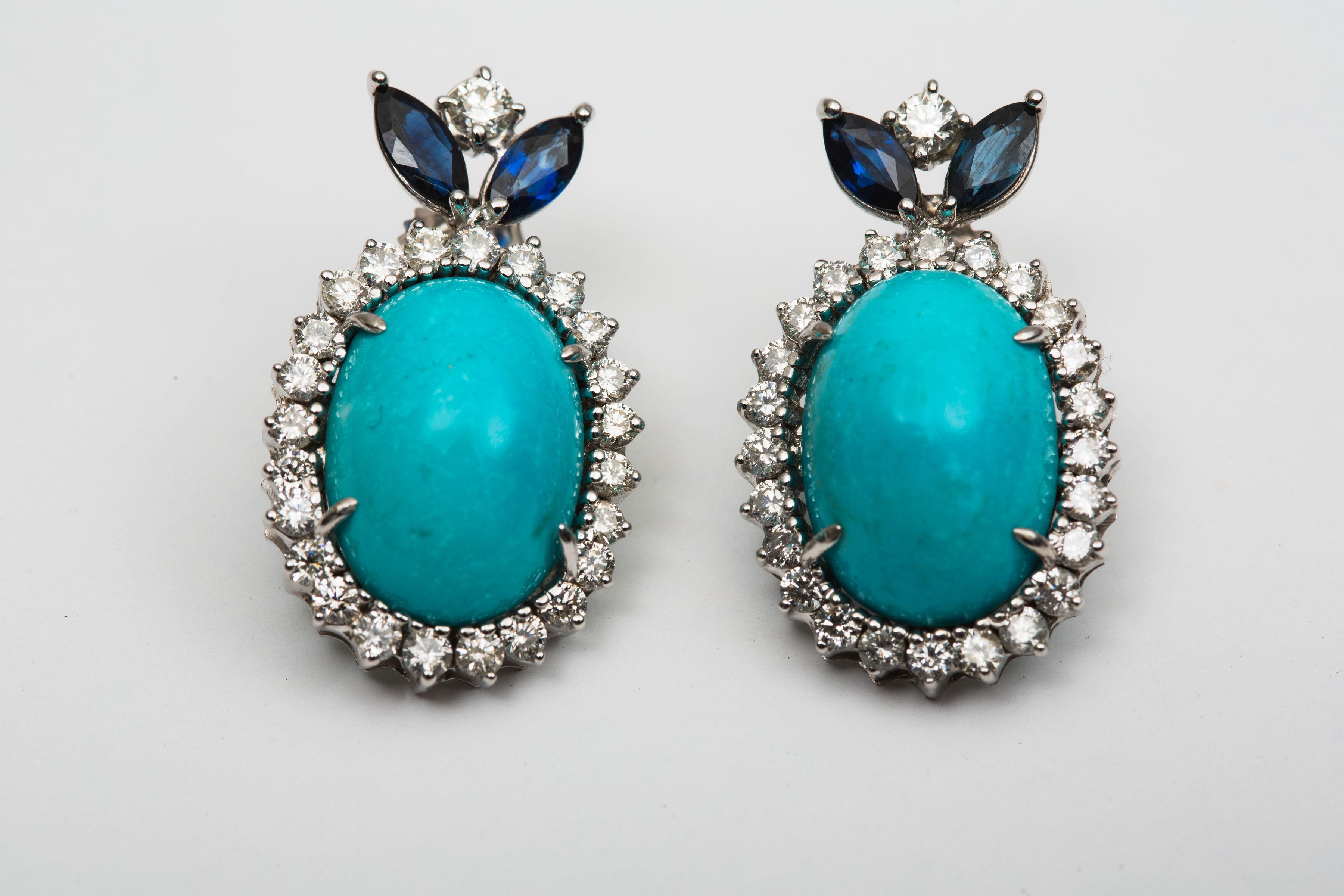 MATERIAL : Or blanc 18k Avec Poteaux en or blanc 14k
Poids : 15,6 grammes
Pierre précieuse : Diamant 2 cttw
Saphir 6,6 mm x 3,3 mm 
Turquoise 17 mm x 12,3 mm 

Boucles d'oreilles époustouflantes en turquoise, saphir et diamant. Parfait pour l'été ou