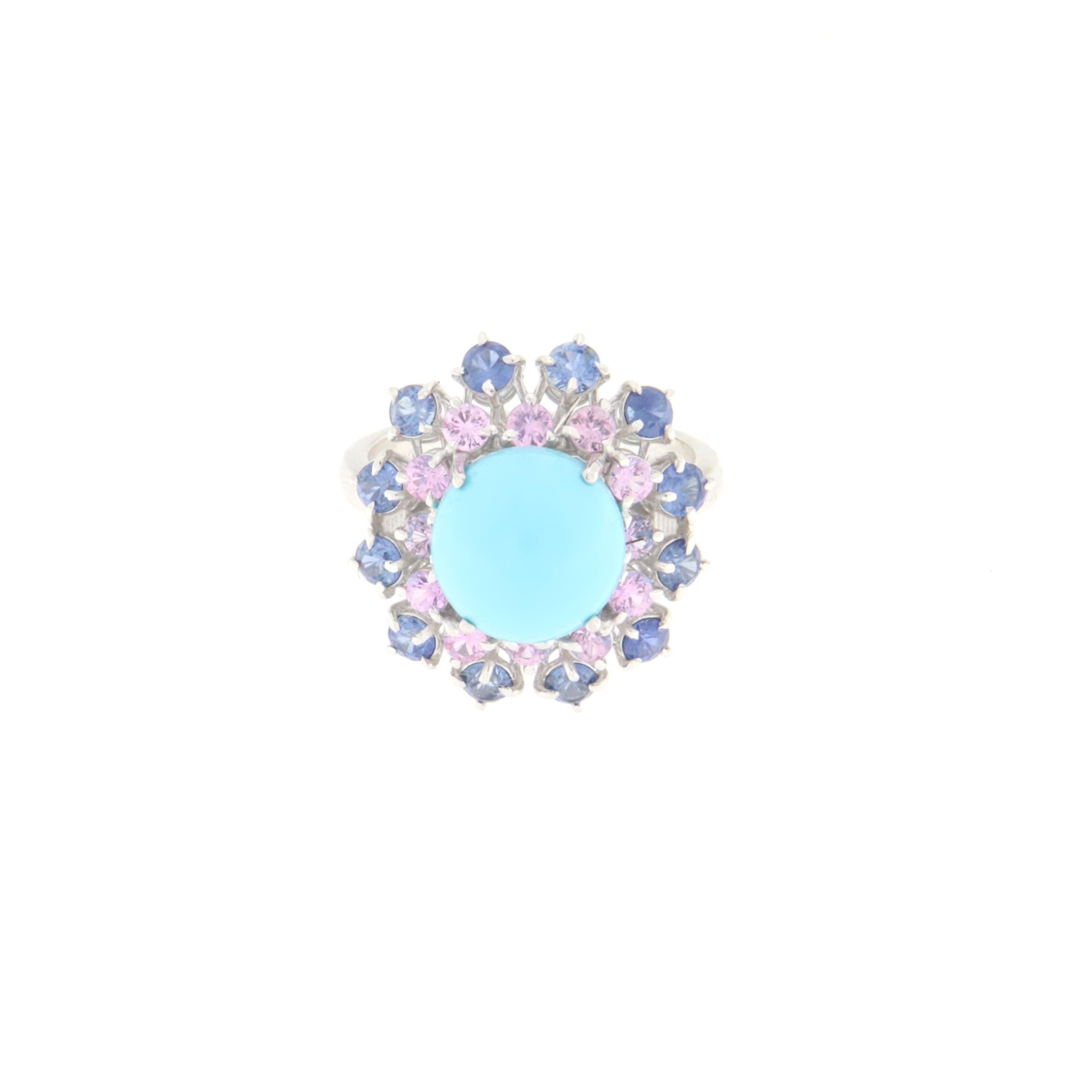 Fantastic ring made of 18 carat white gold with blue and pink sapphires,natural turquoise, entirely handmade by expert craftsmen in the sector.
The turquoise present on the ring recalls the colors of the sea and evokes the arrival of summer, making