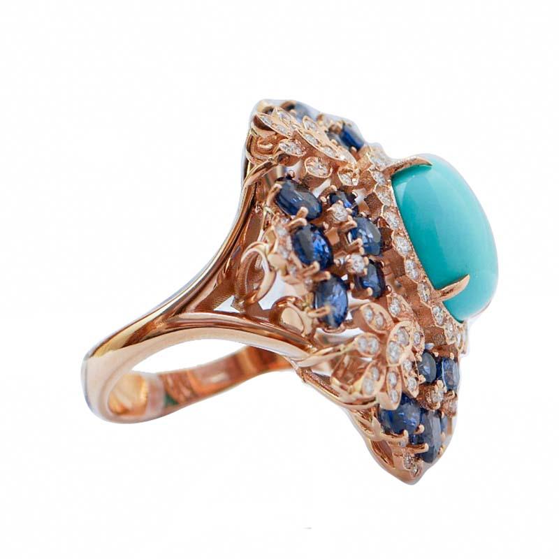 Incredibile anello con struttura in oro rosa 18 kt montato con un turchese centrale circondato da una cornice di diamanti e zaffiri.
Questo anello è stato realizzato totalmente a mano da maestri orafi italiani ed è in perfette condizioni.
Diamanti