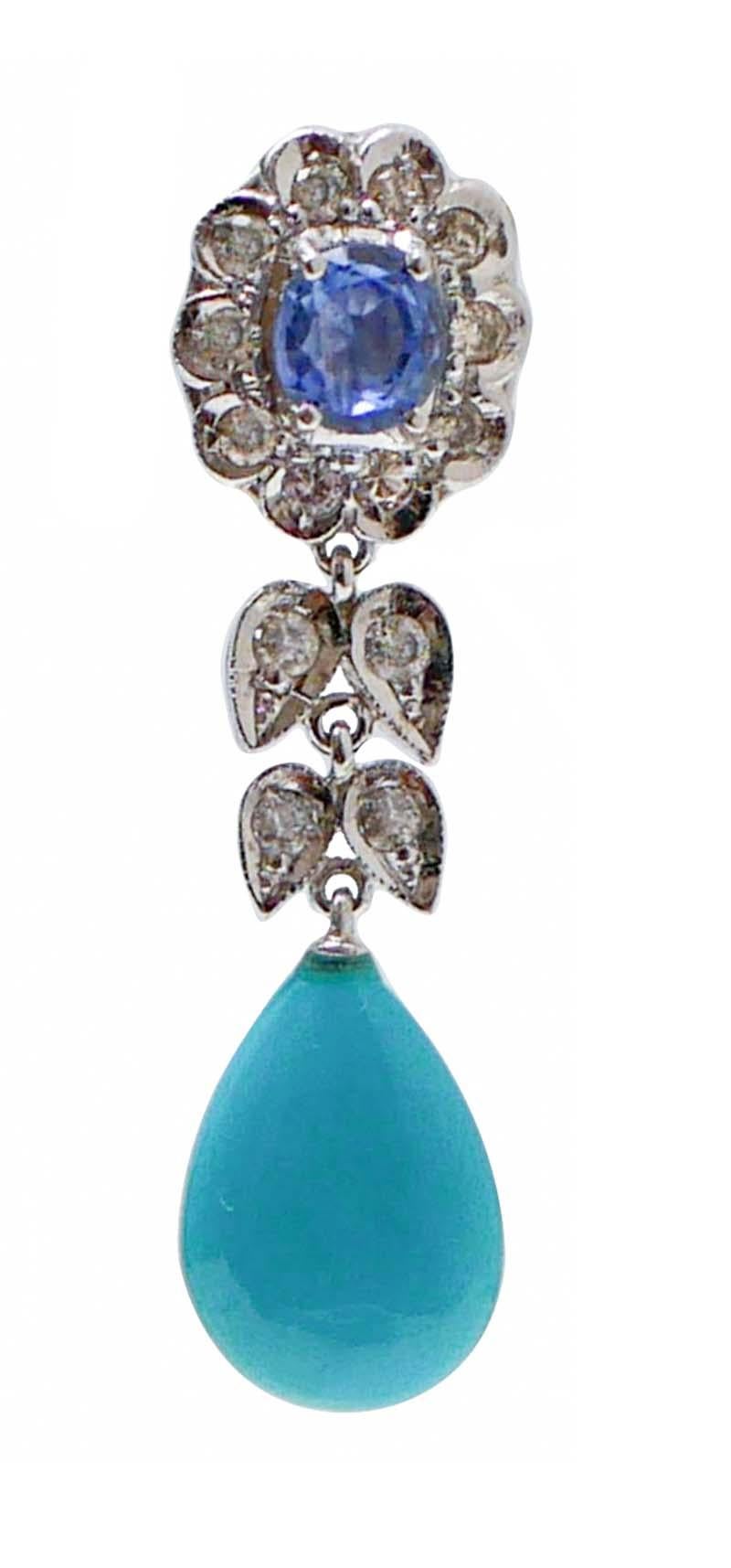 Wunderschöne Ohrringe in Platinstruktur mit einem von Diamanten umgebenen Saphir; in der Mitte mit Diamanten besetzte Blätter und ein Türkis als Anhänger.
Diese Ohrringe wurden von italienischen Goldschmiedemeistern vollständig von Hand gefertigt