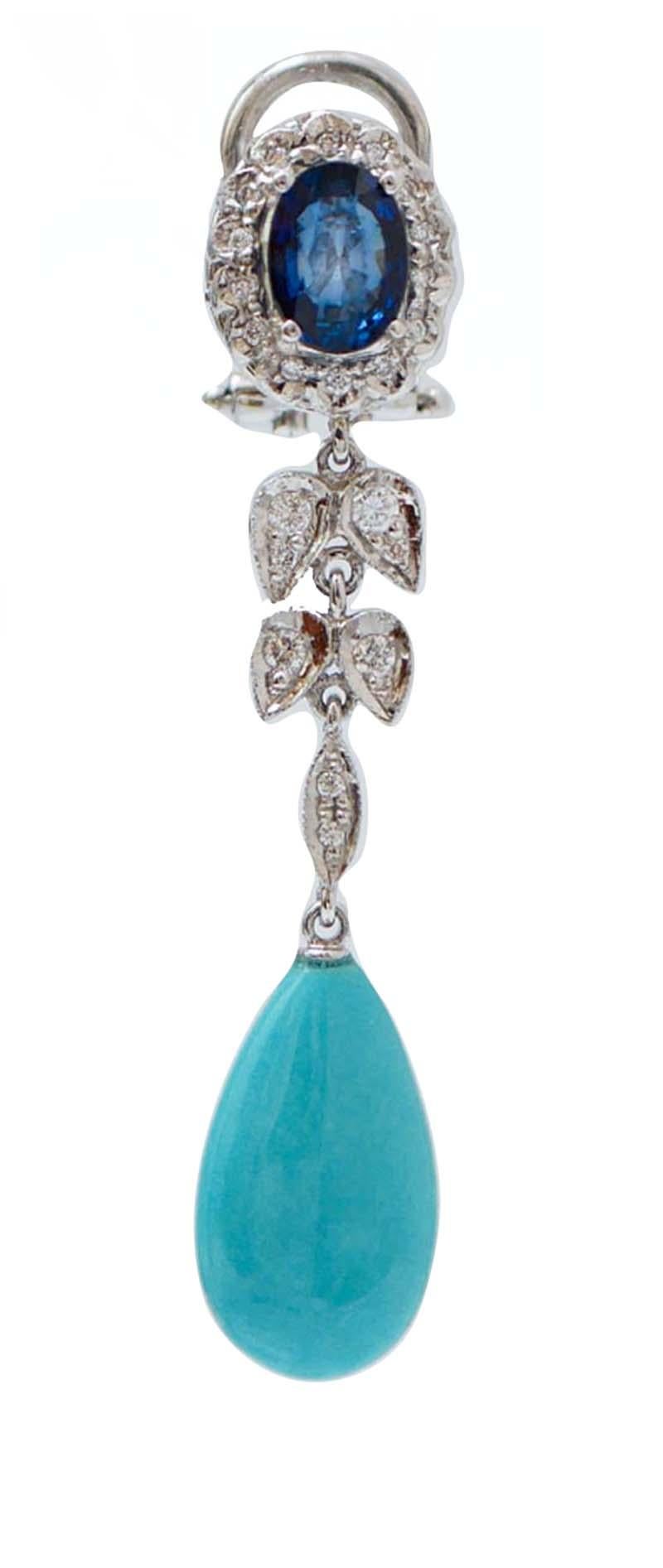 Bellissimi orecchini pendenti con struttura in platino montati con uno zaffiro circondato da diamanti; al centro, foglie tempestate di diamanti e un turchese a goccia come pendente.
Diamanti 0,38 ct
Zaffiri 2,01 carati
Turchese 2.00 gr
Peso totale